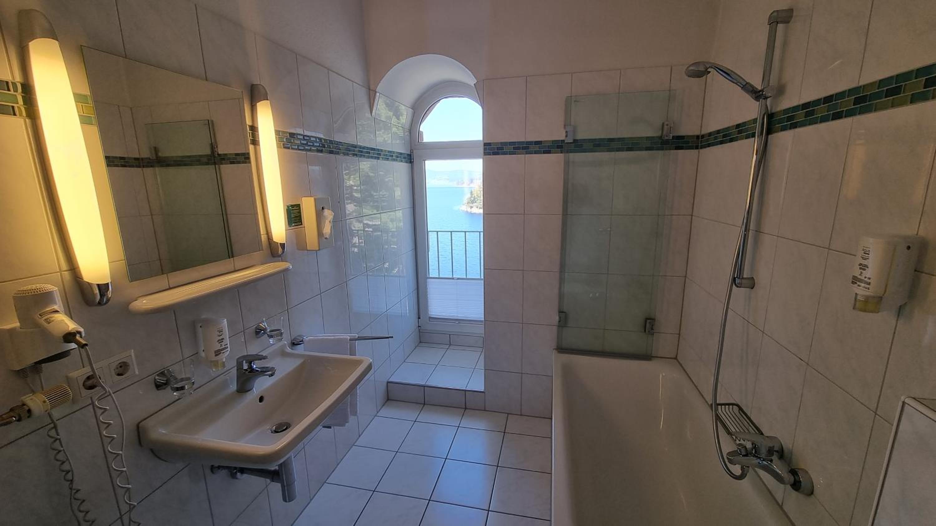 Superior Doppelzimmer mit Seeblick photo 2