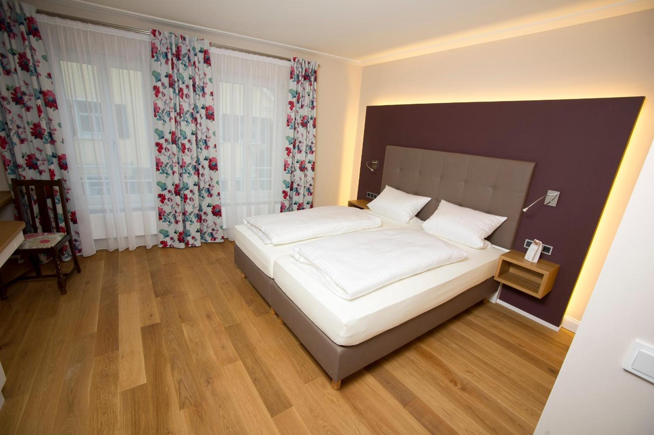Double Room with Private Bathroom - Photo 2