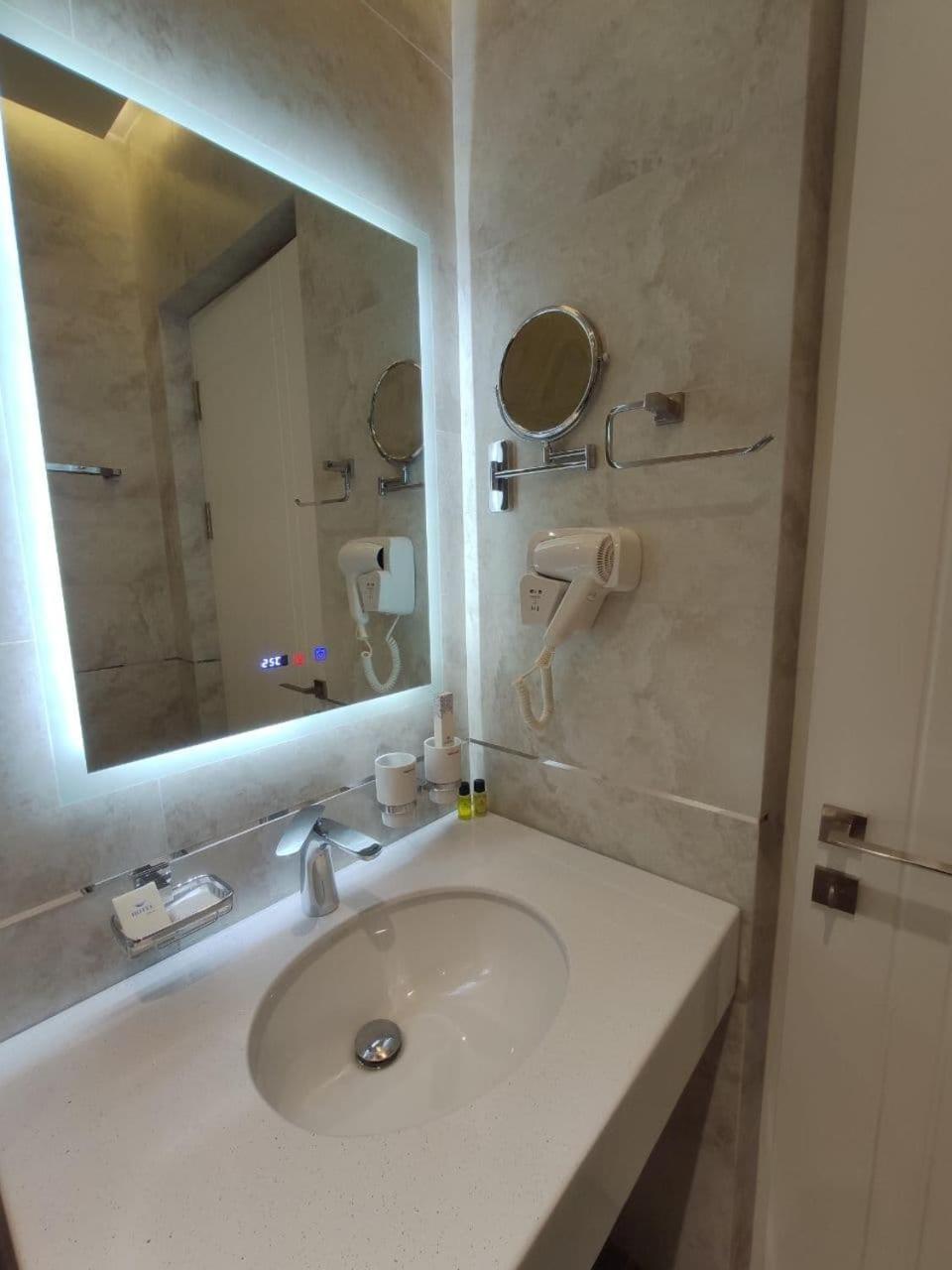 Standard Twin Room - Photo 6