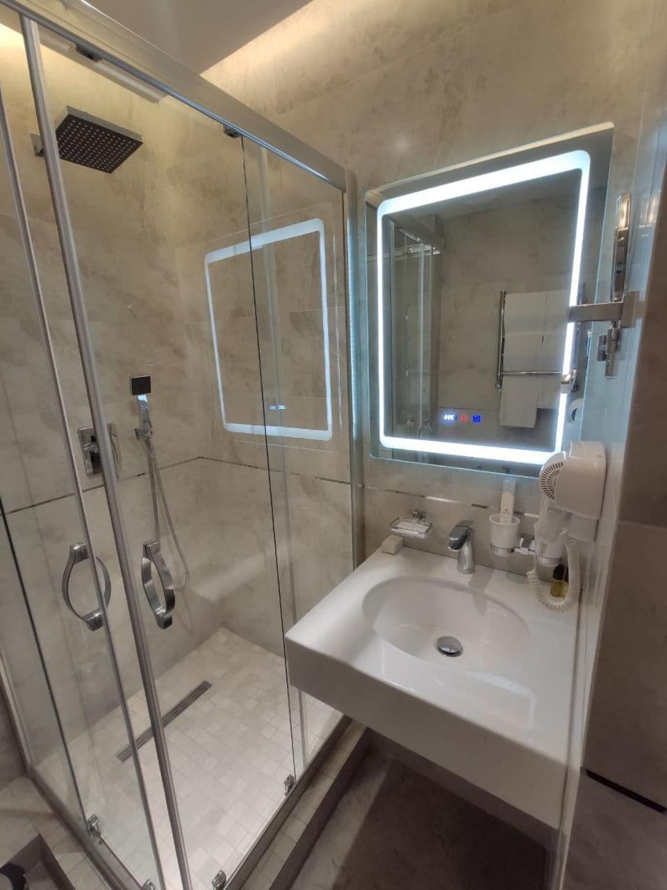 Standard Twin Room - Photo 21