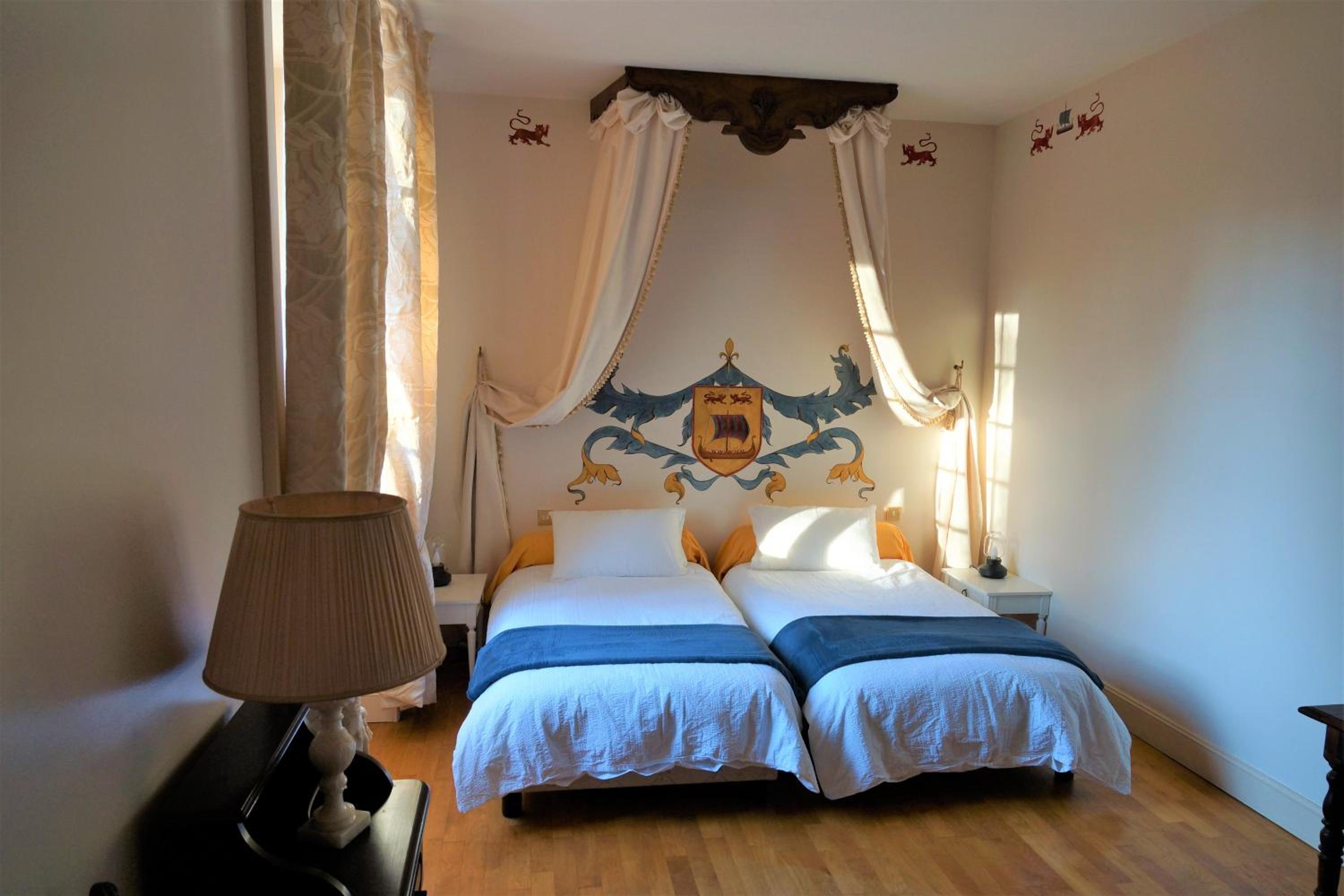 Deluxe Double Room with Bath photo 2