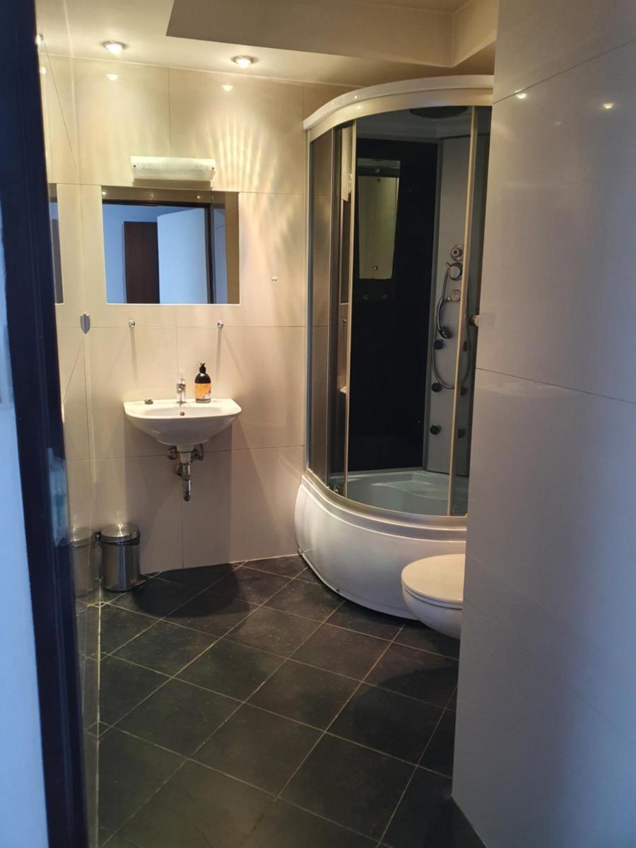 Twin Room with Private Bathroom - Photo 1