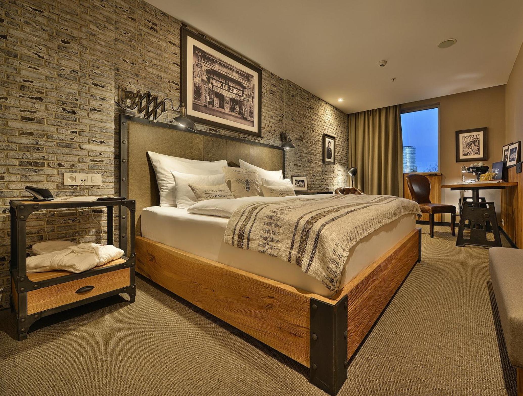 Premium Double Room - Photo 13