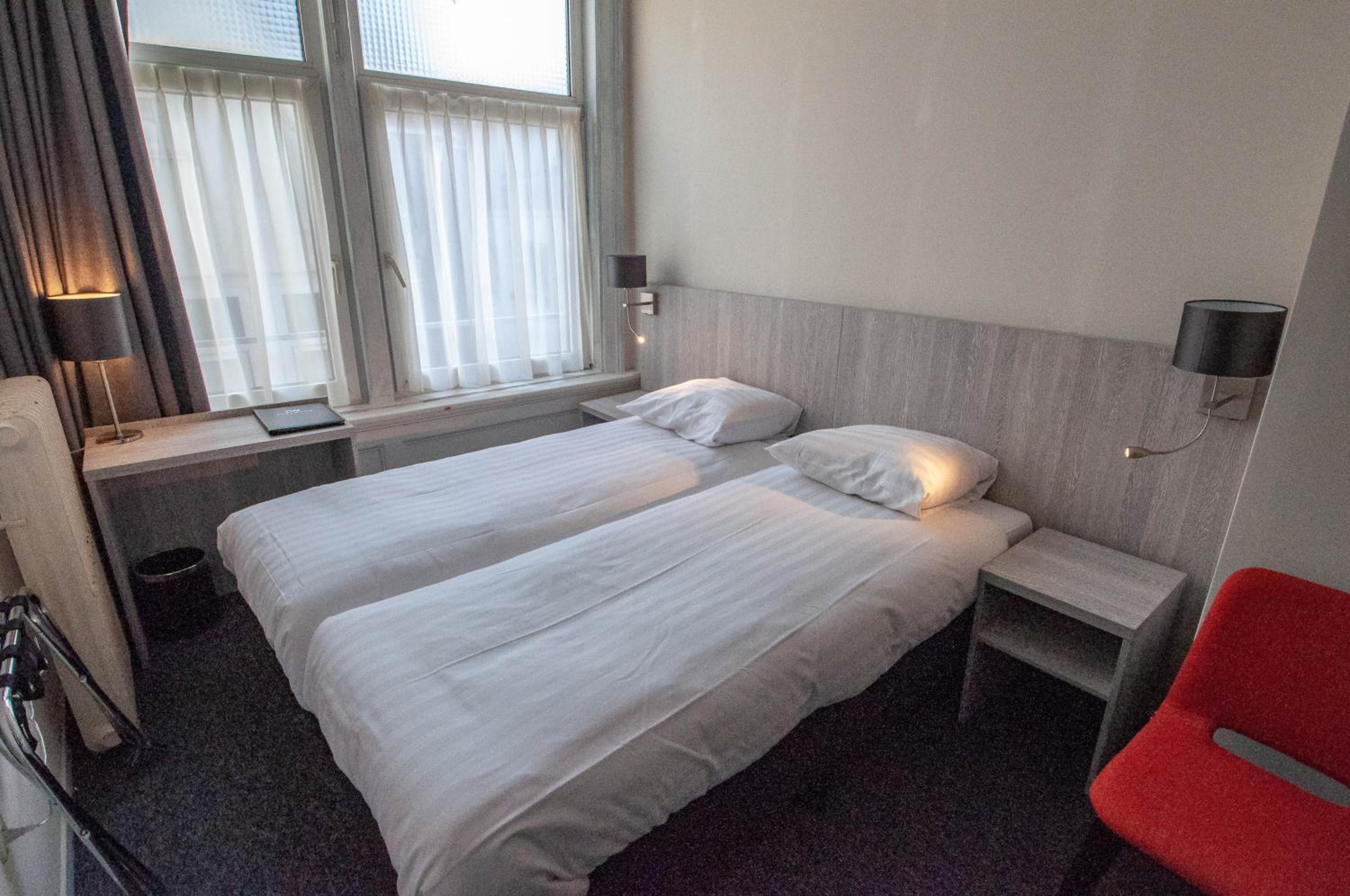 Standard Twin Room with Shared Bathroom thumbnail 5