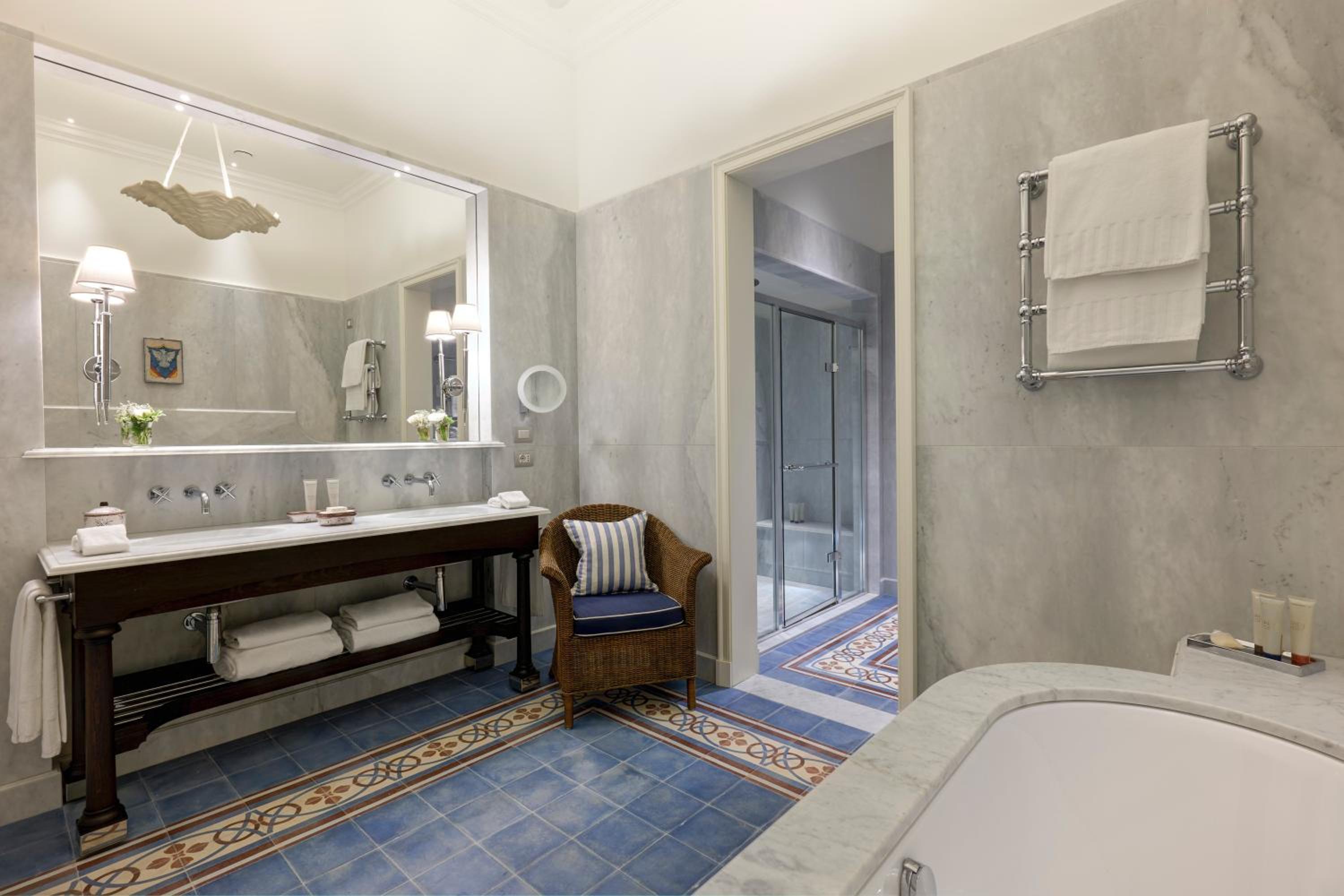 Suite with One King Bed (Non Smoking)