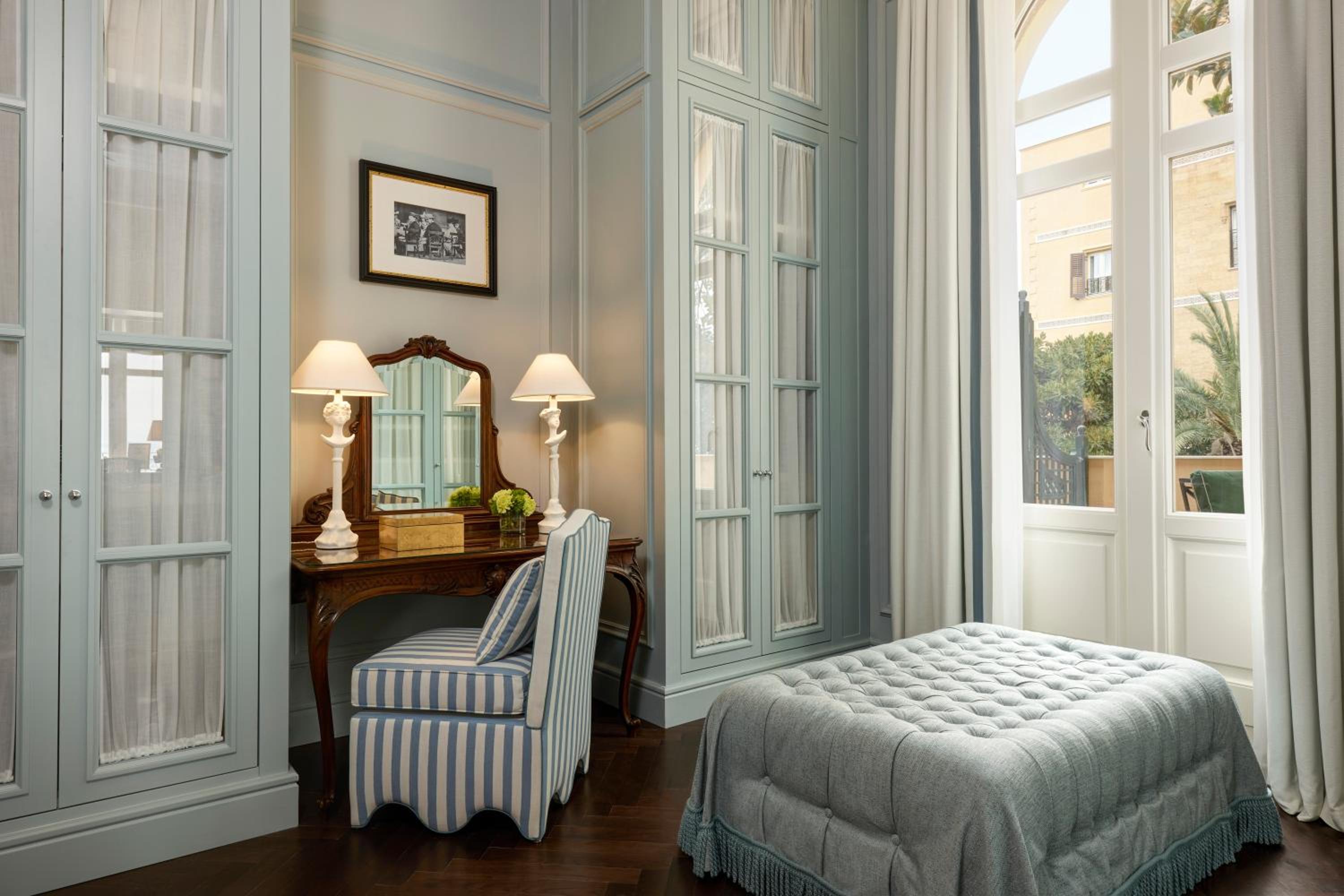 Suite with One King Bed (Non Smoking) thumbnail 5