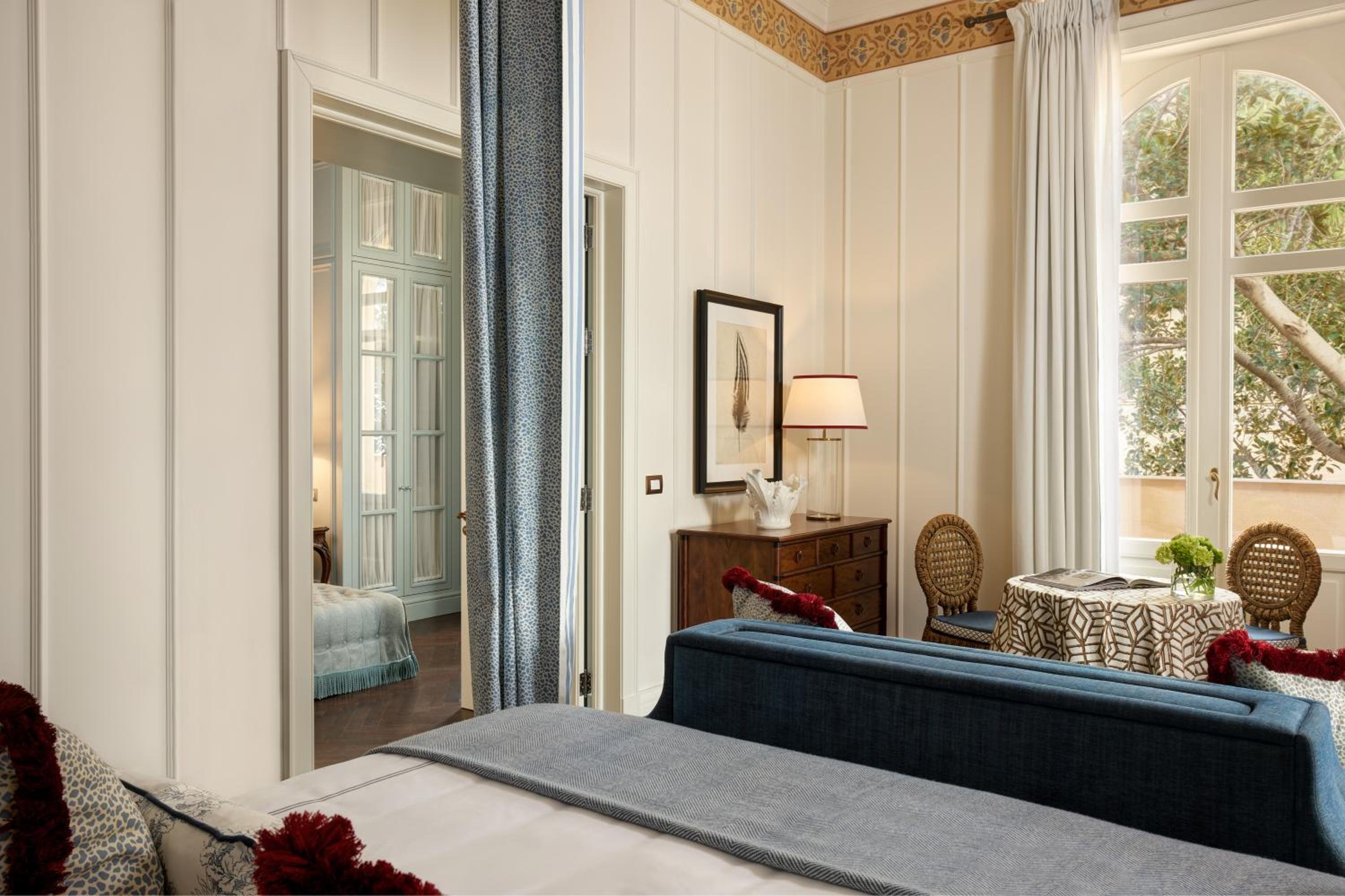 Suite with One King Bed (Non Smoking)