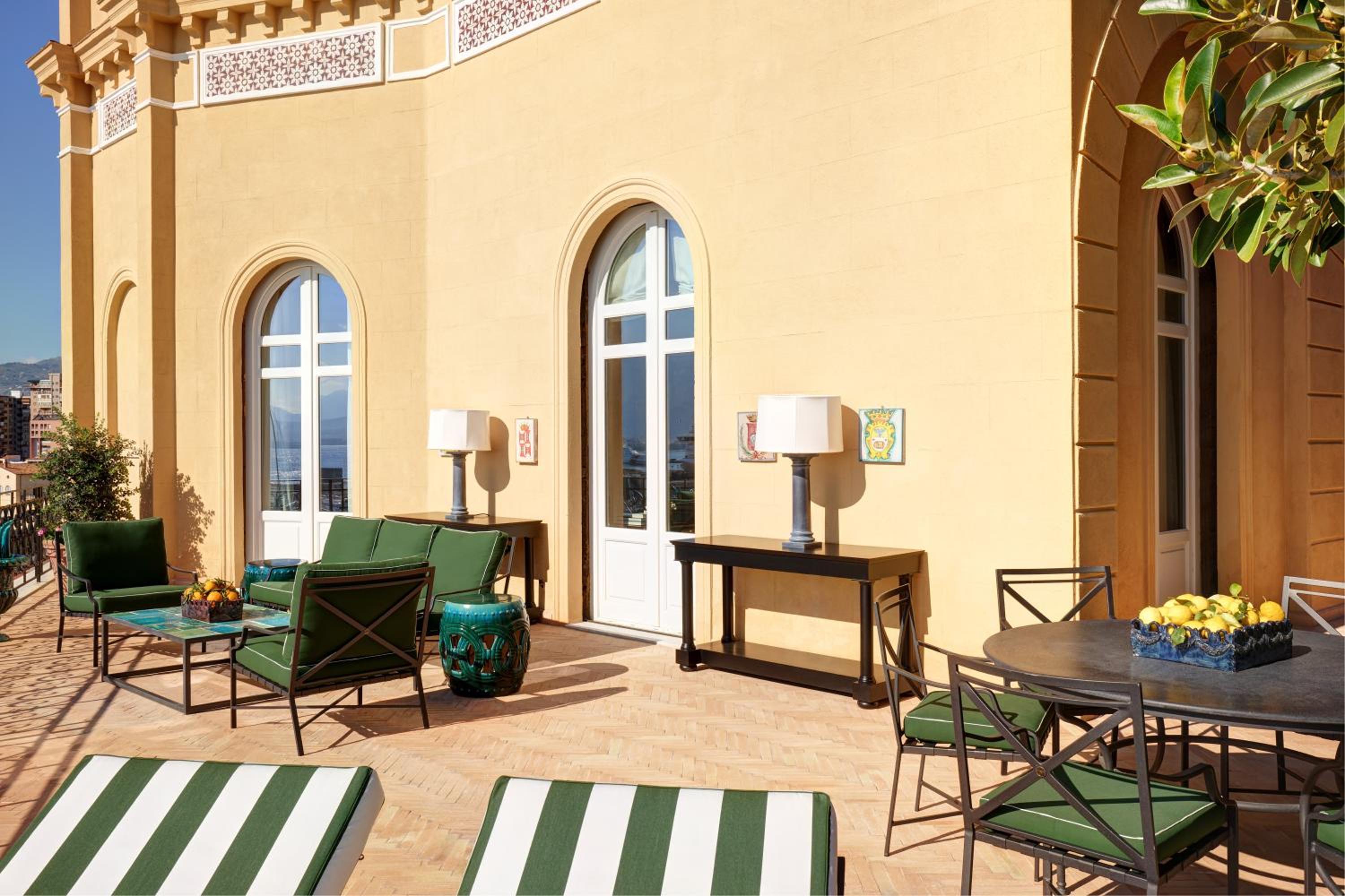 Suite with One King Bed (Non Smoking) thumbnail 5