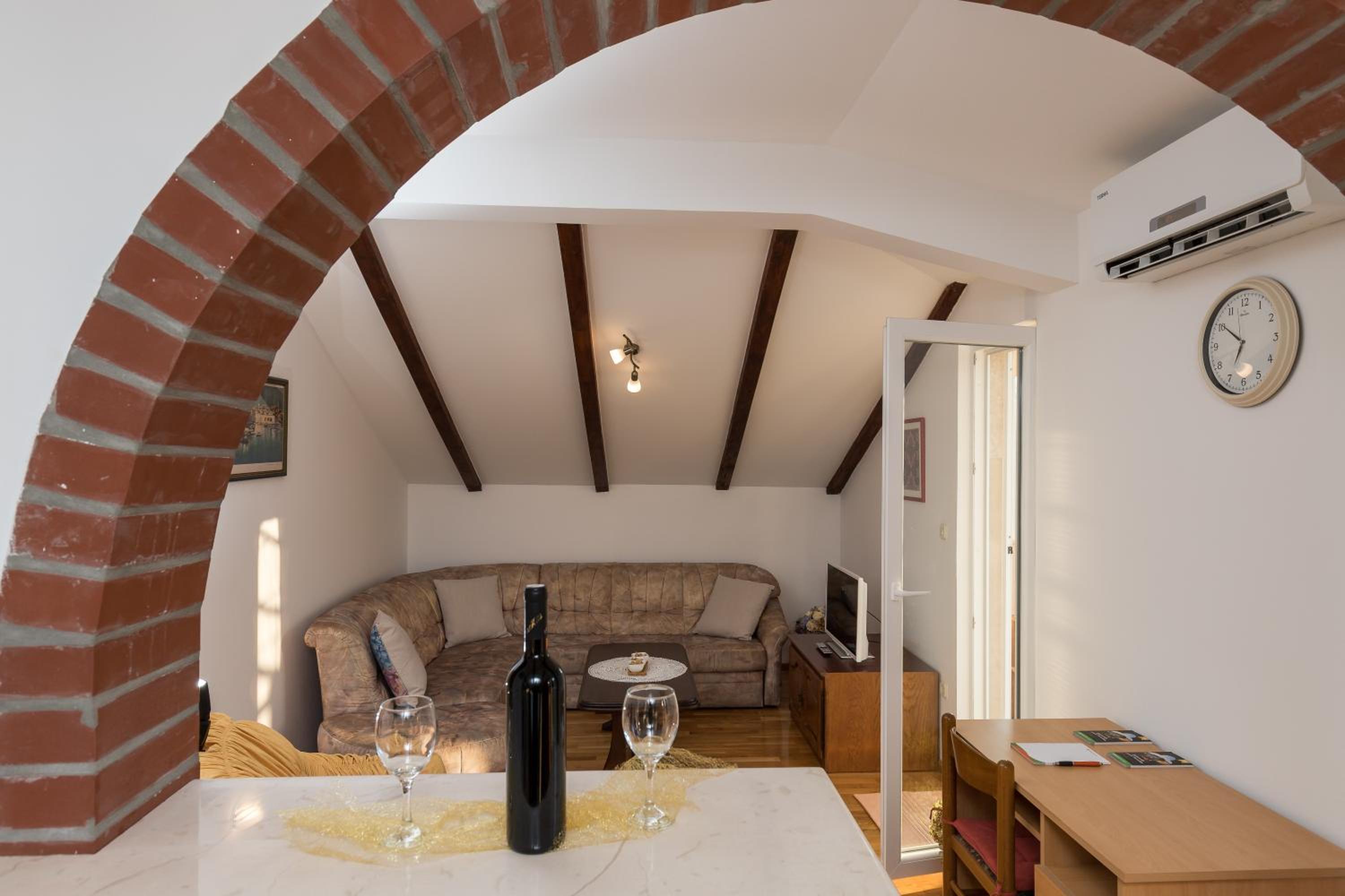 Two Bedroom Apartment With Terrace And Garden View photo 1