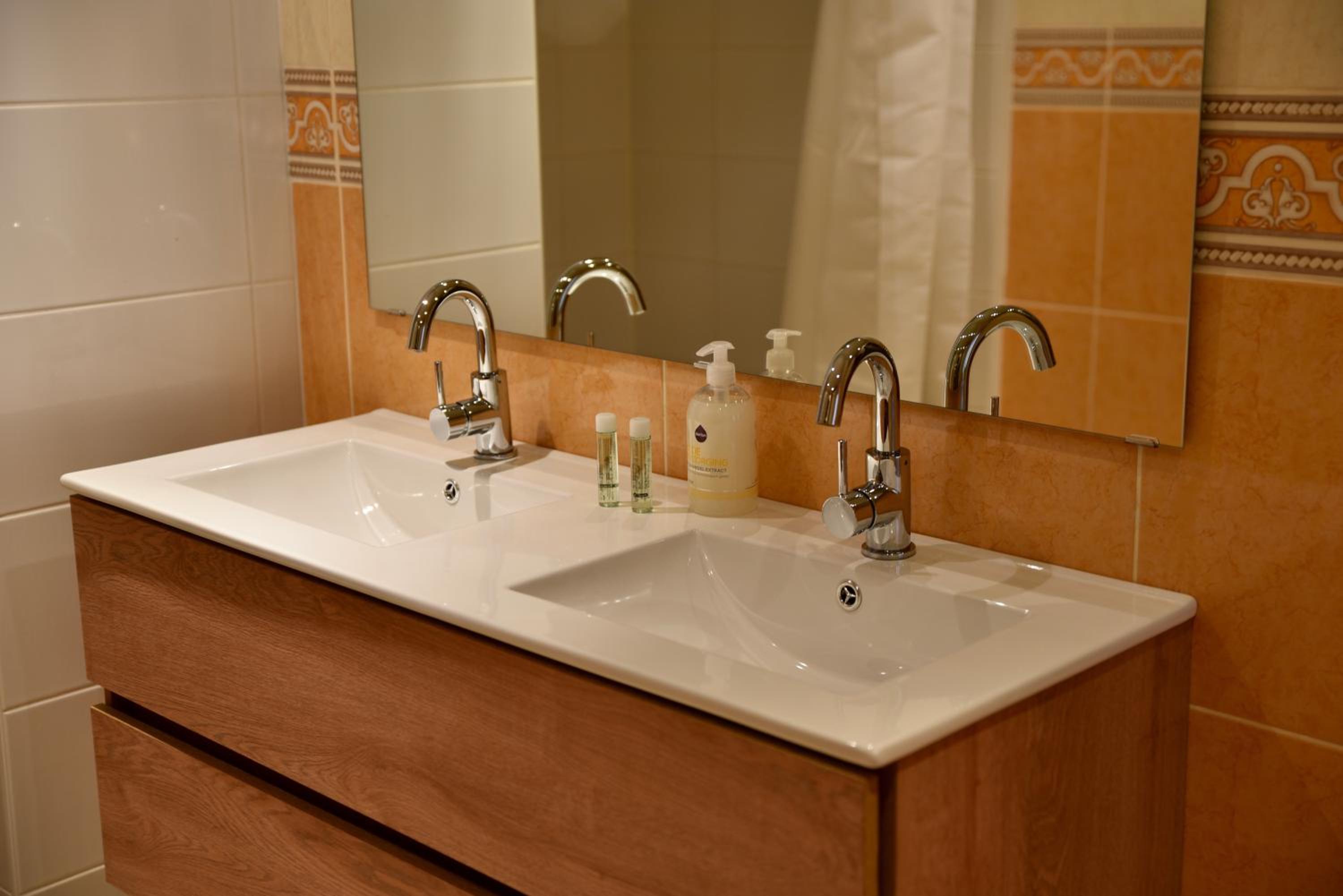 Standard Double Room - Photo 21