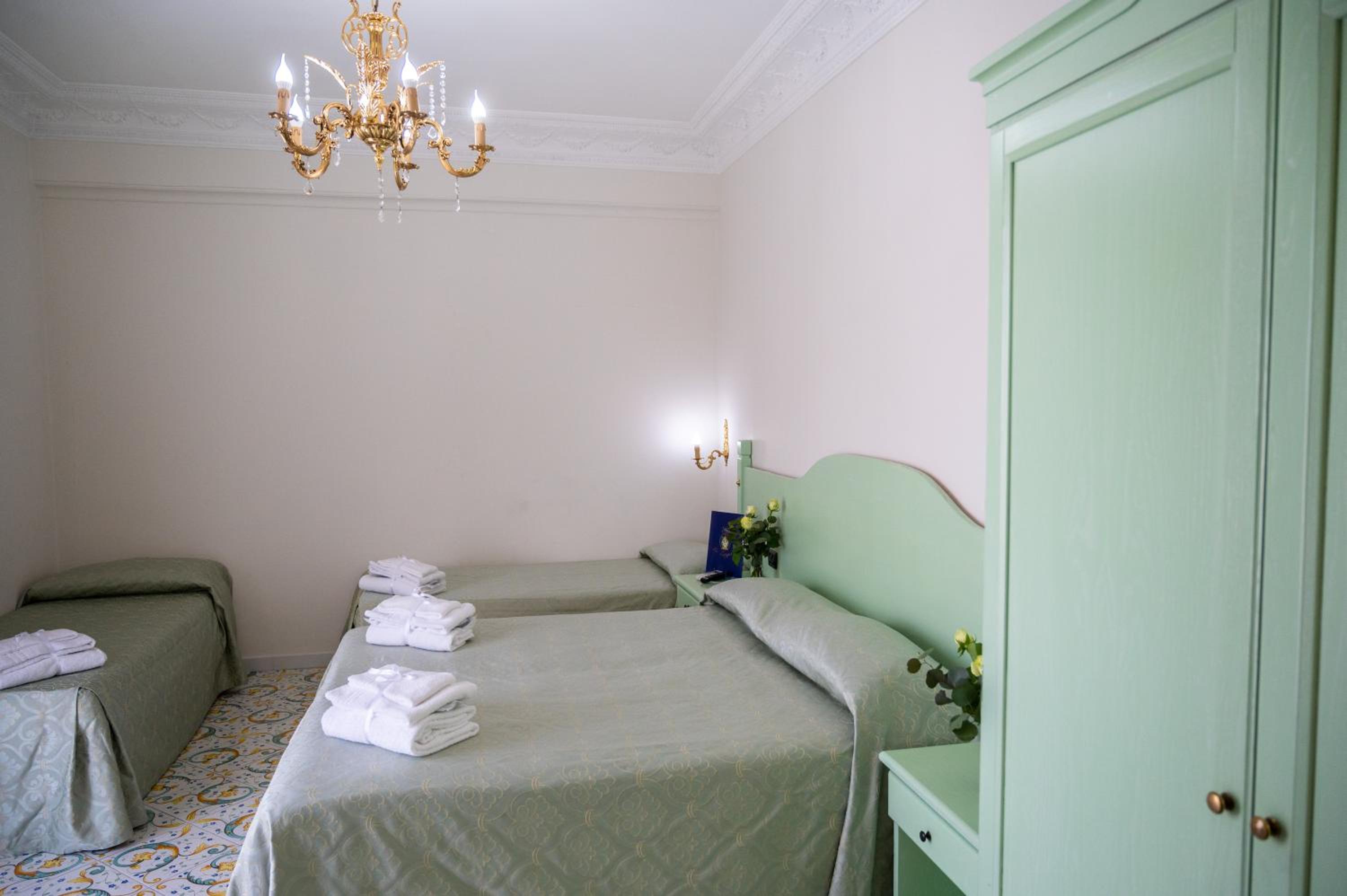 Quadruple Room - Photo 7