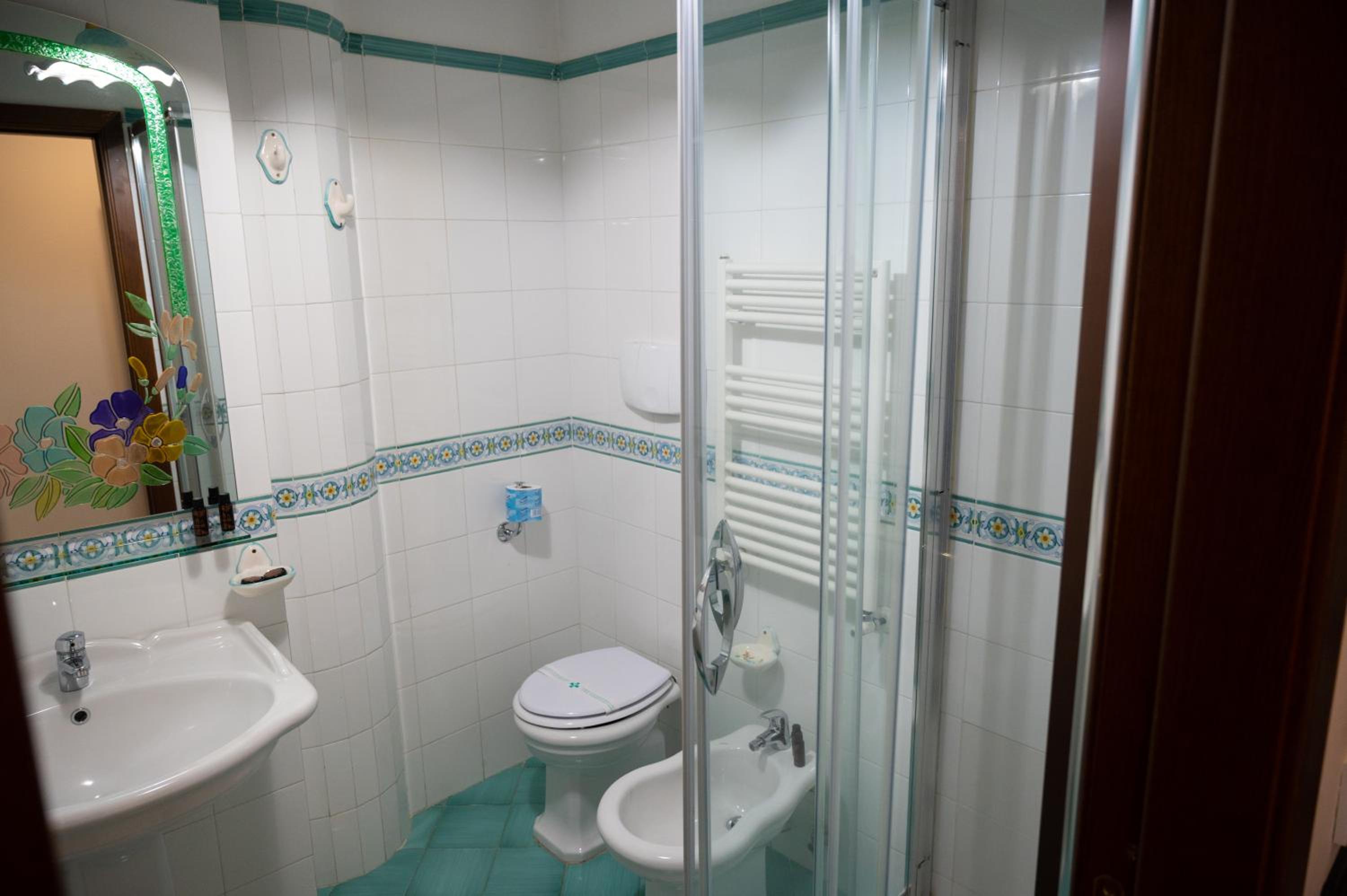 Standard Double Room - Photo 8