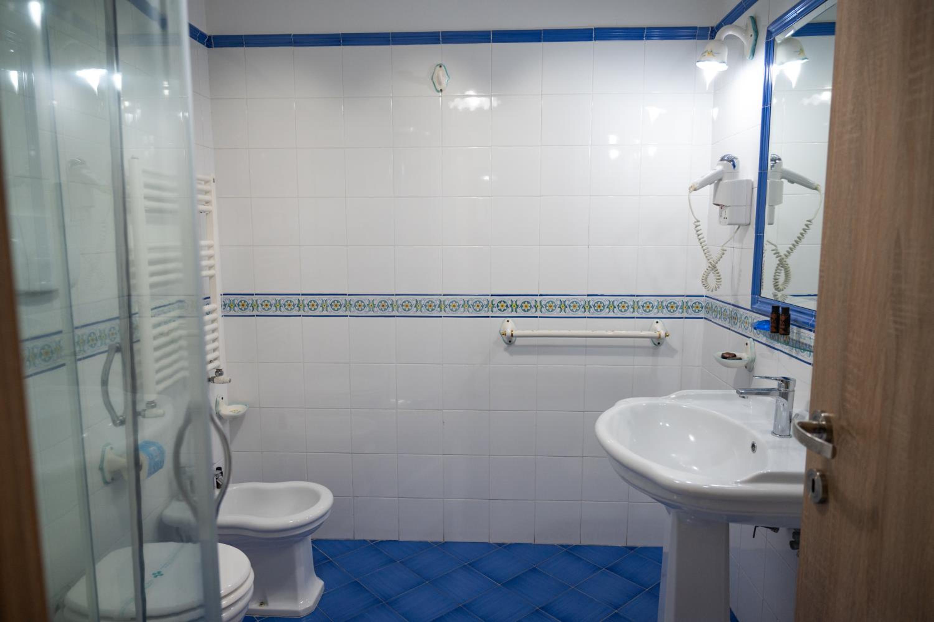 Standard Double Room - Photo 6