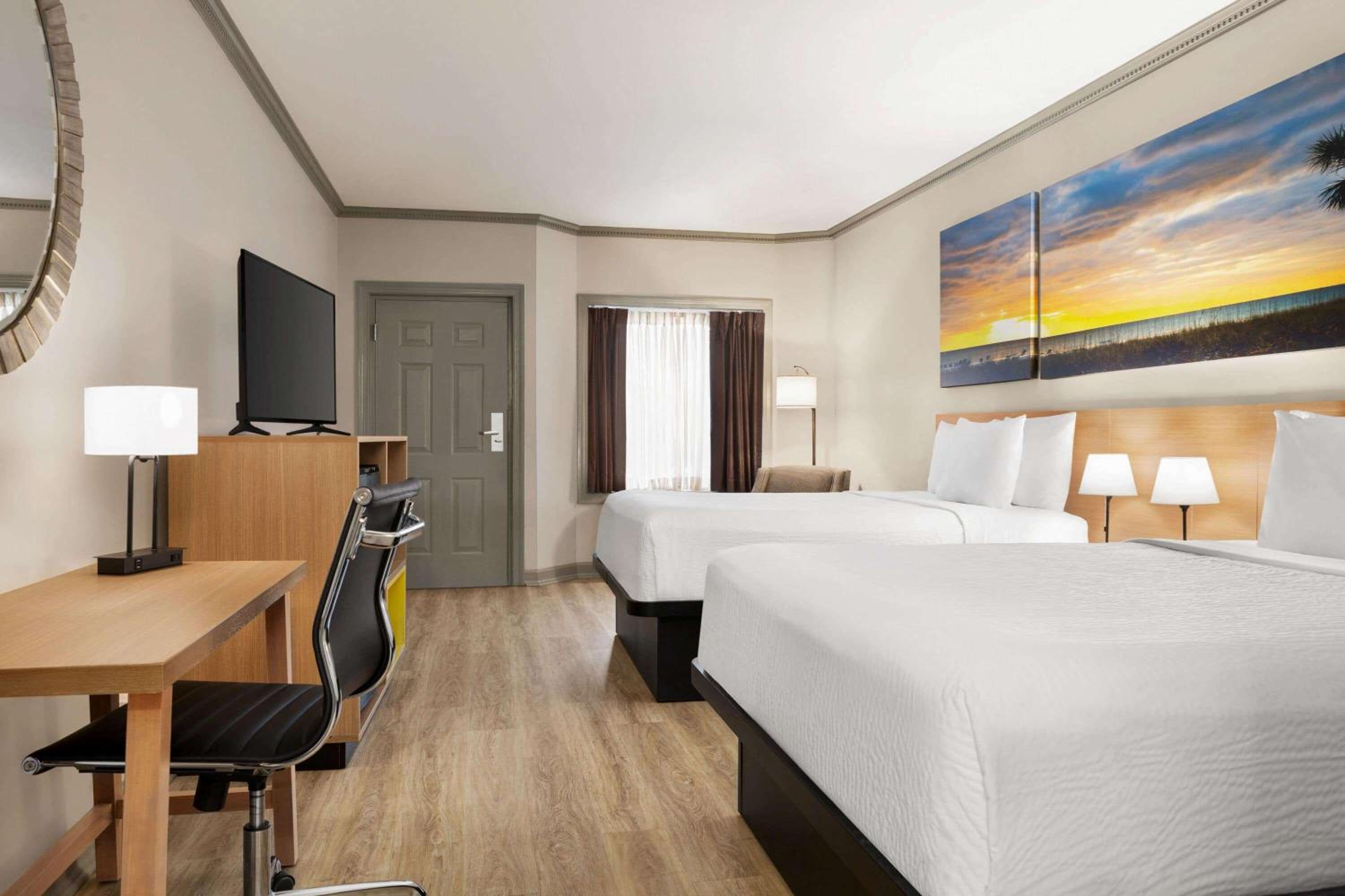 Queen Room with Two Queen Beds - Non-Smoking - Photo 4