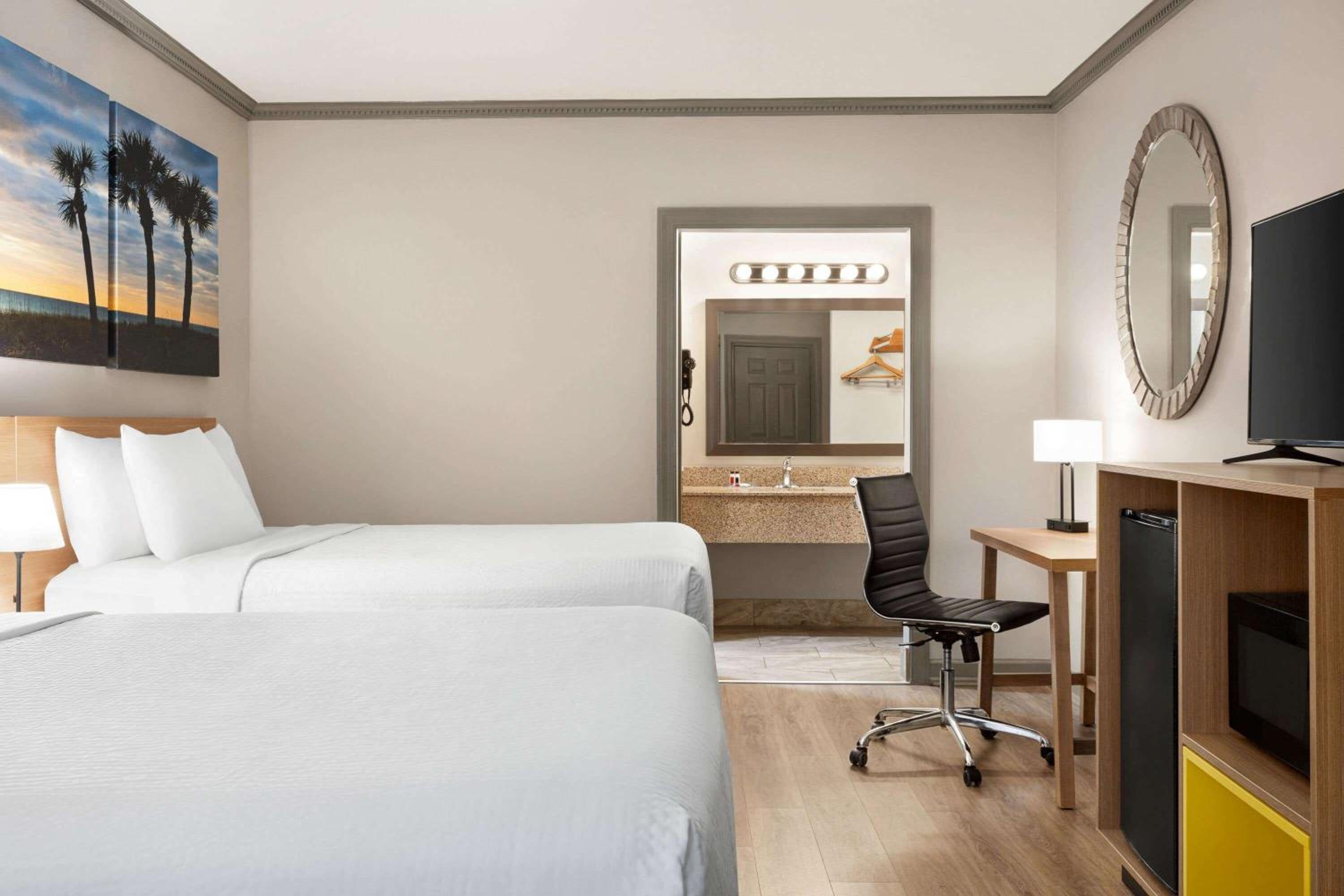 Queen Room with Two Queen Beds - Non-Smoking - Photo 1