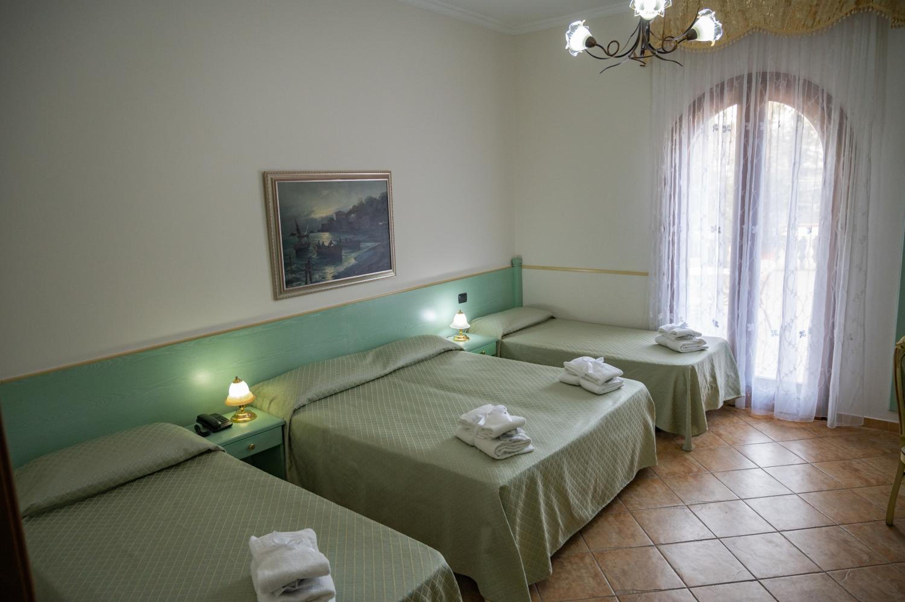 Economy Quadruple Room - Photo 1