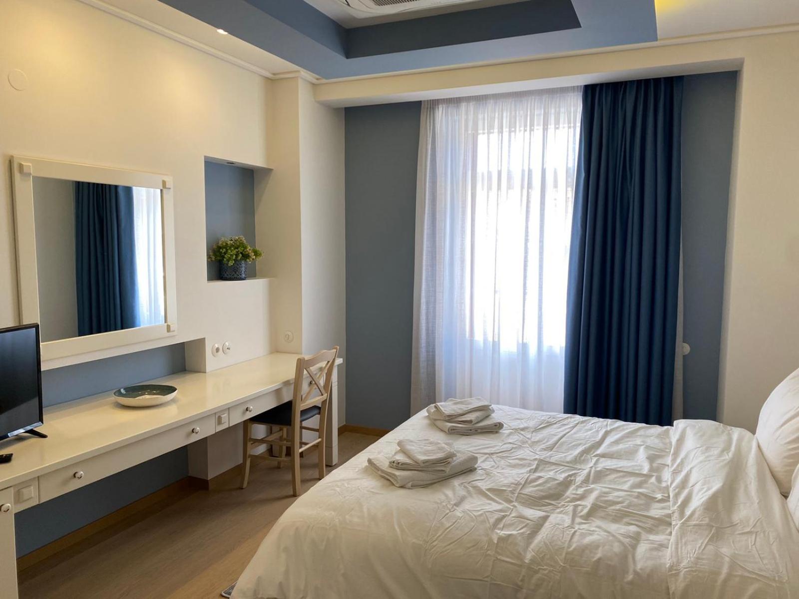 King Room with Balcony - Photo 3