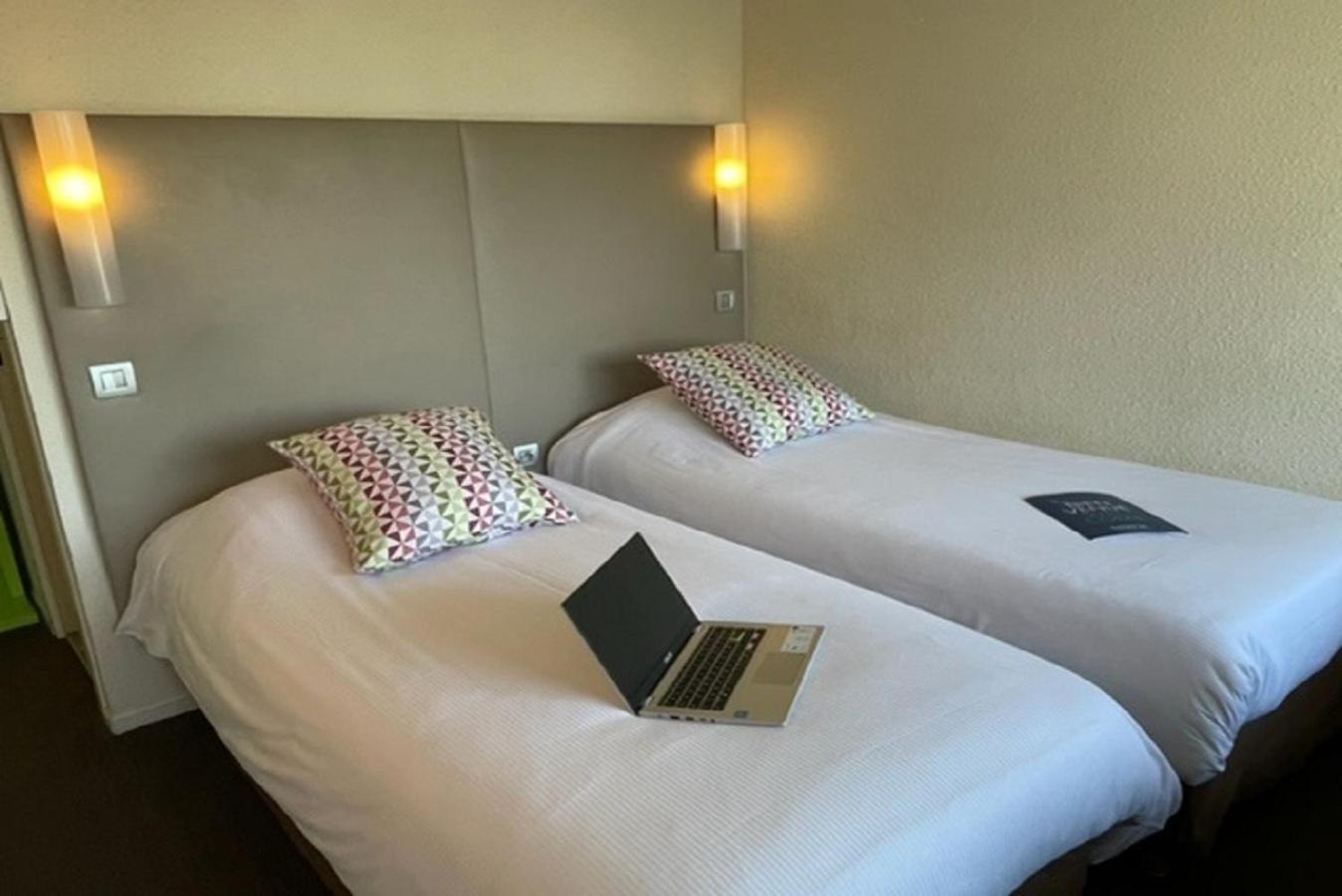 Standard Twin Room - Photo 10