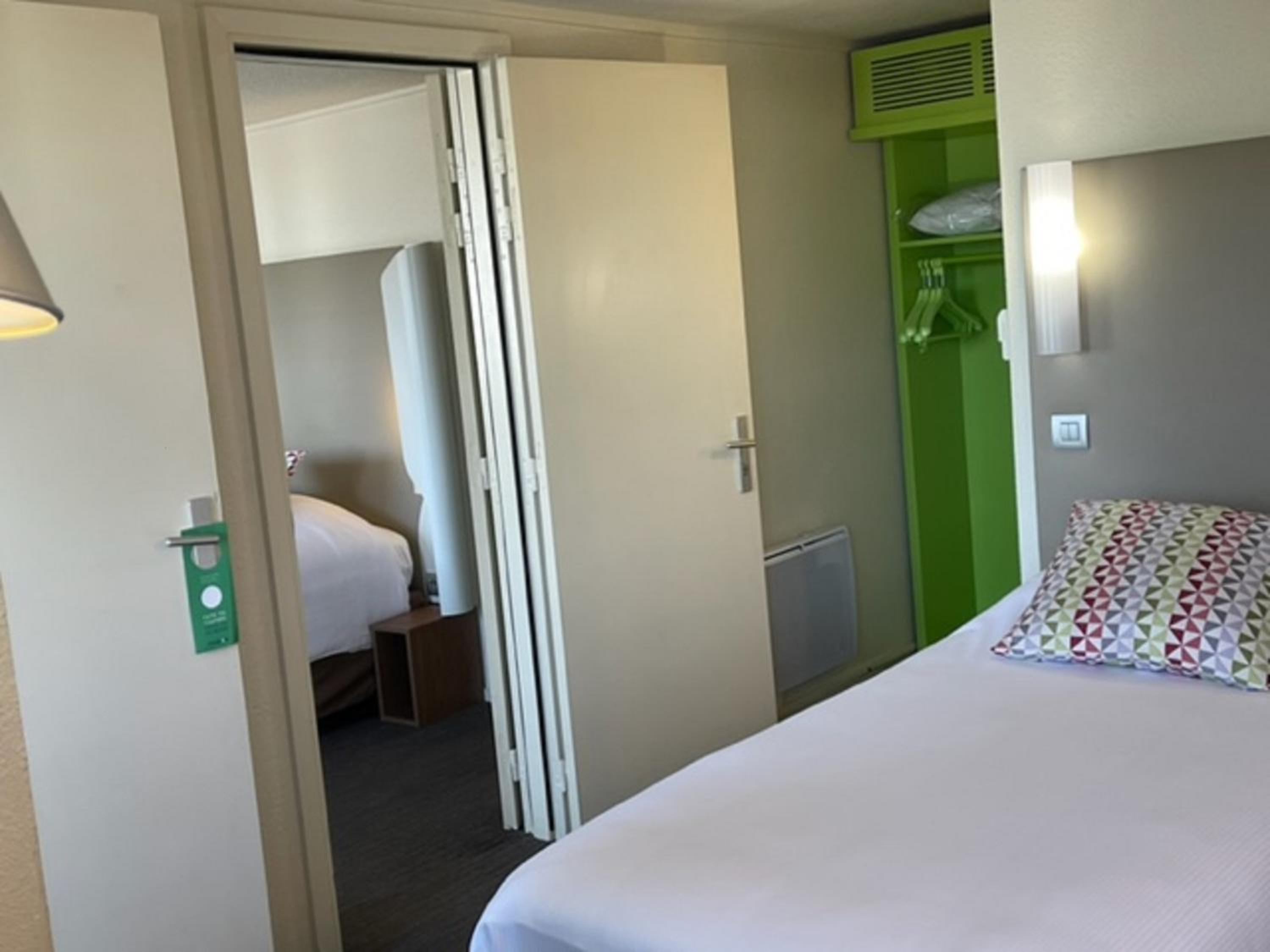 Standard Twin Room - Photo 3
