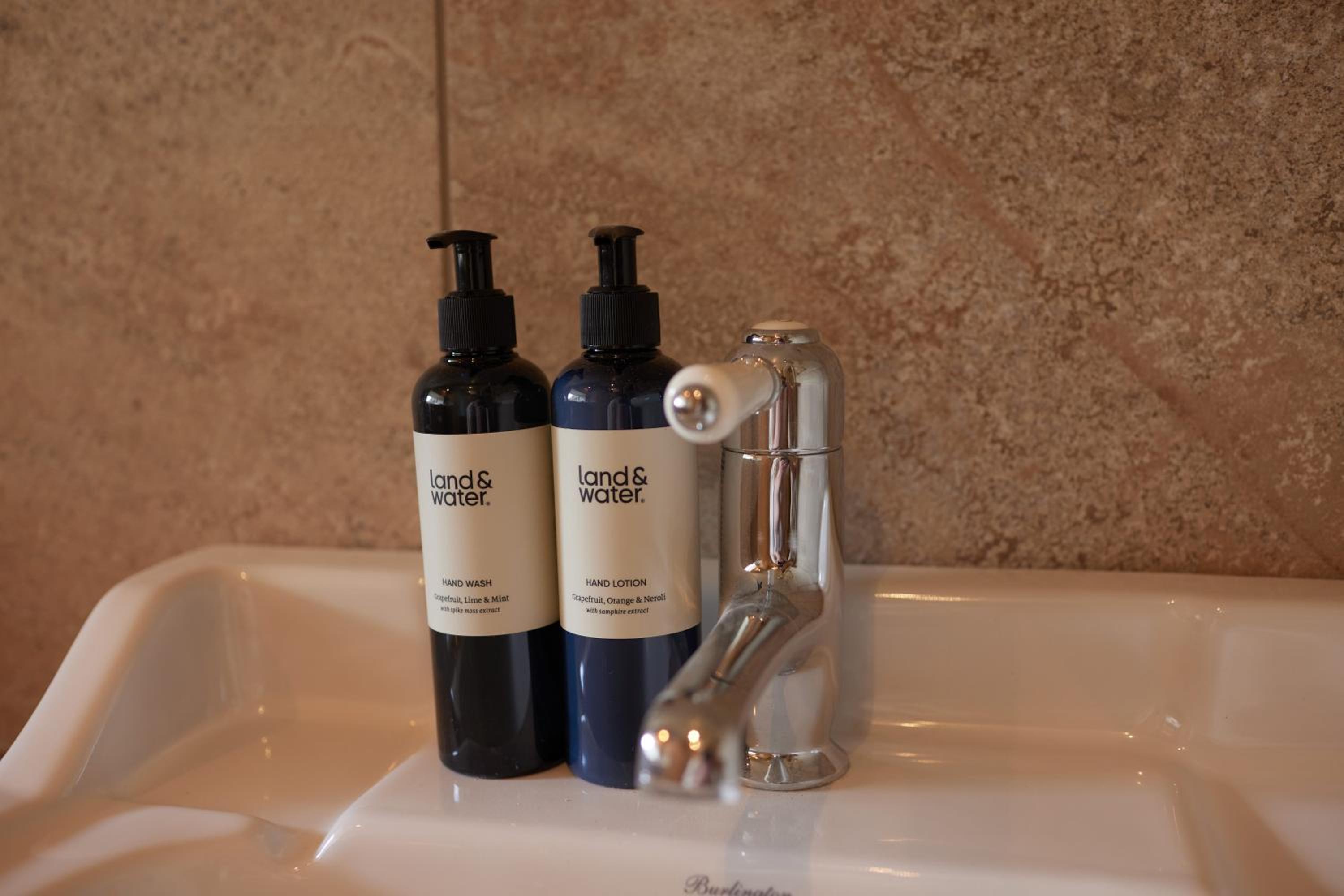 Double Room with Private Bathroom - Photo 4