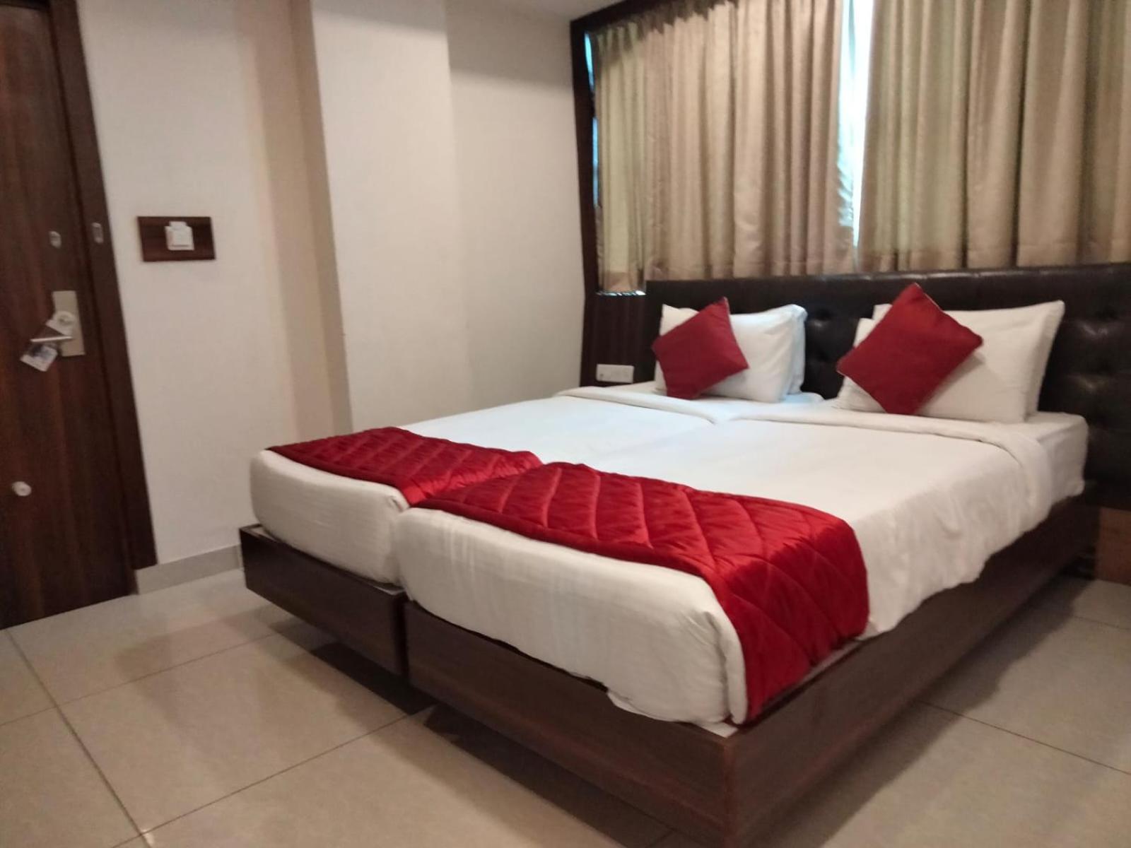Deluxe Double Room (2 Adults + 1 Child) photo 1