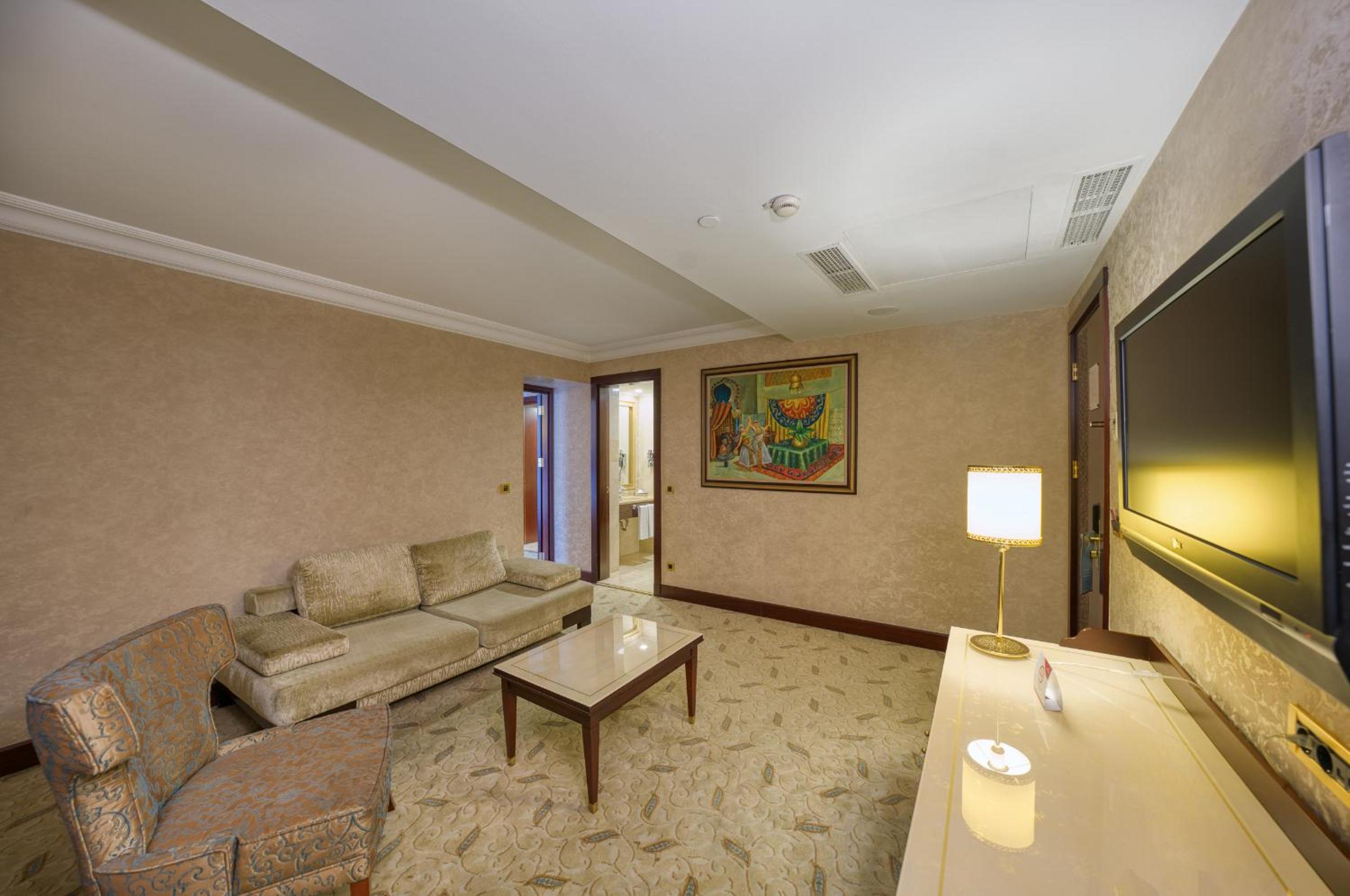 Junior King Suite - Non-Smoking