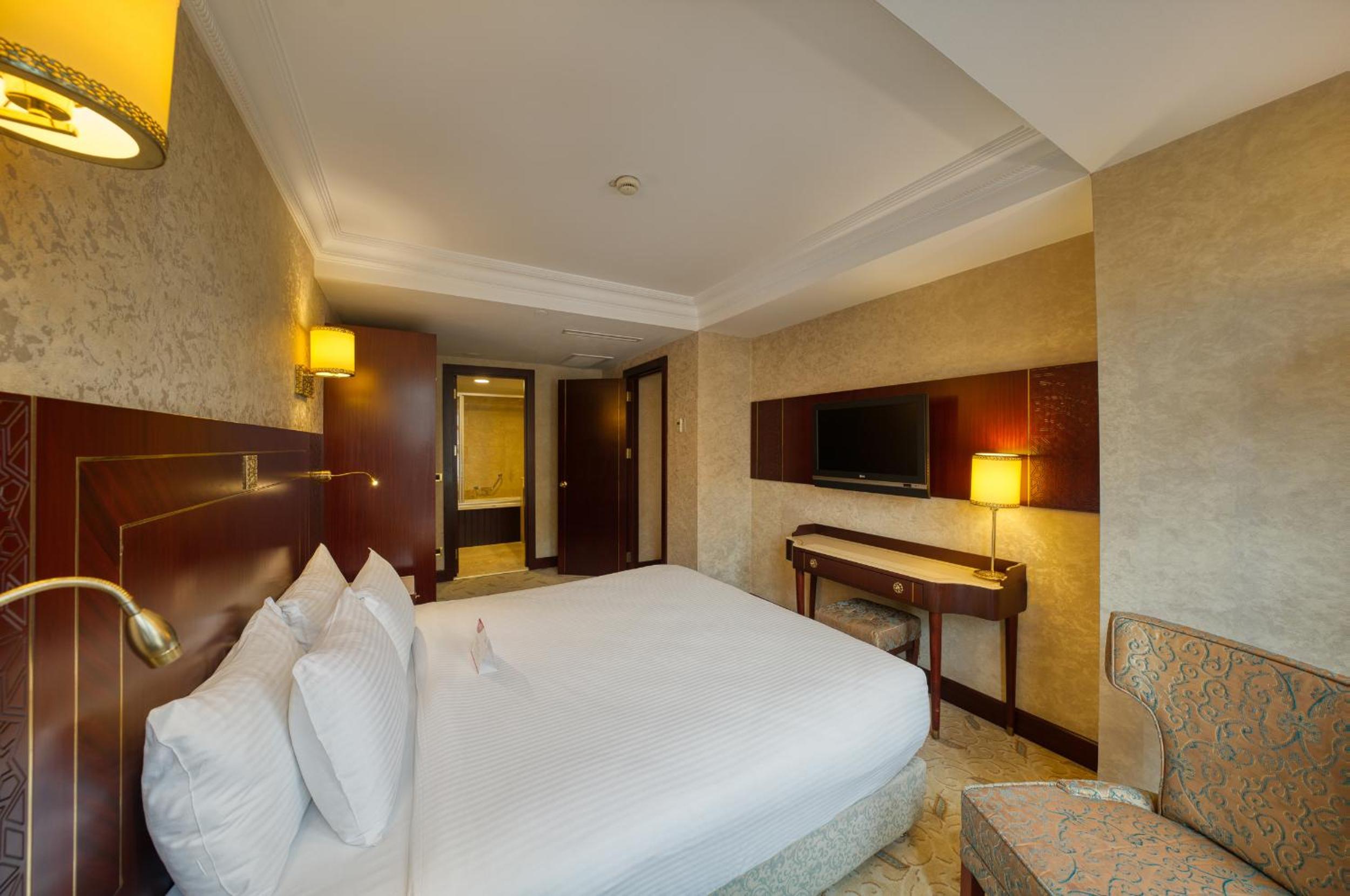 Junior King Suite - Non-Smoking