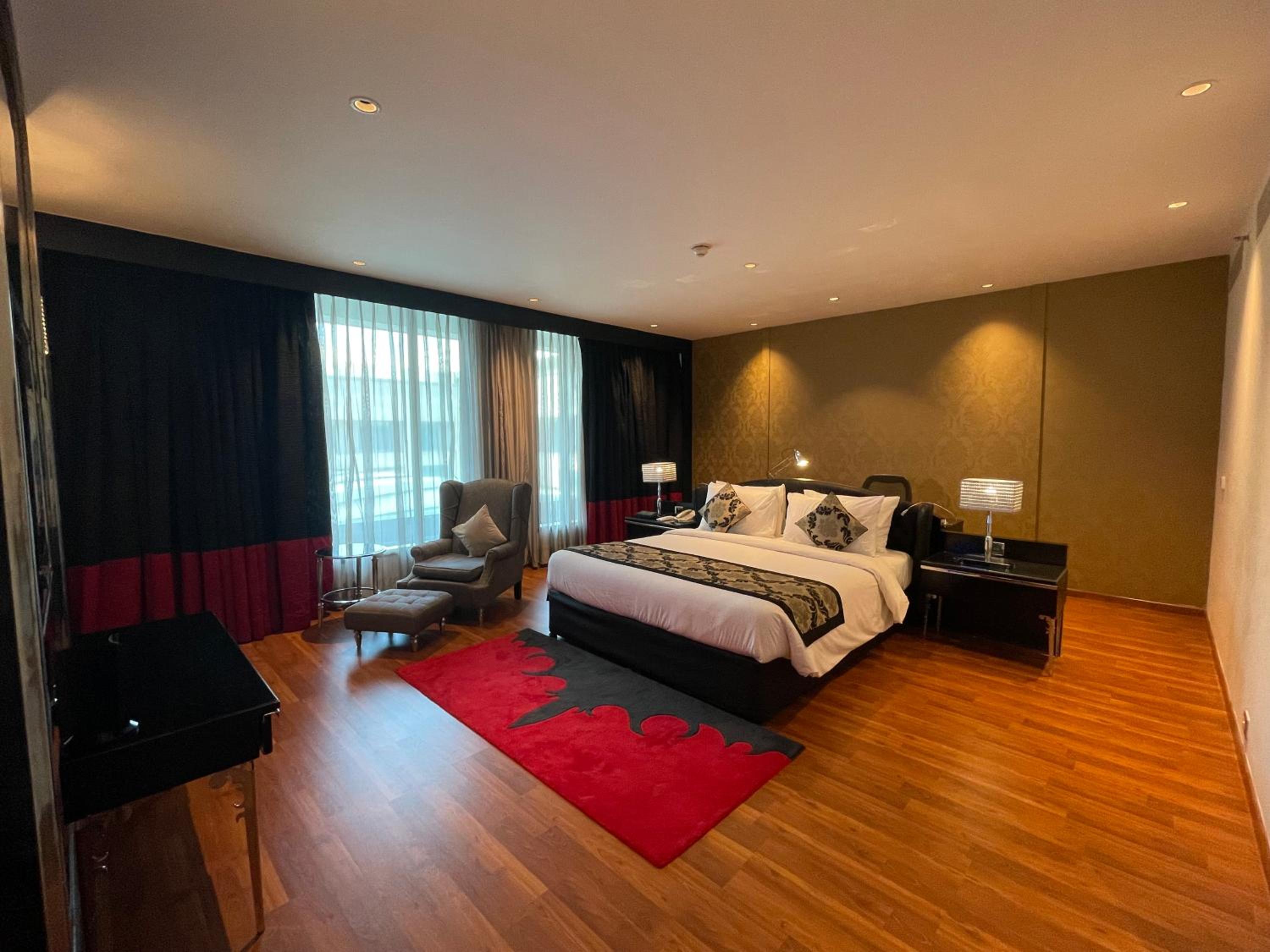 Junior Suite Room with Bathtub-Buy 1 get 1 @ORO and INR 1000 Credit Voucher - Photo 2