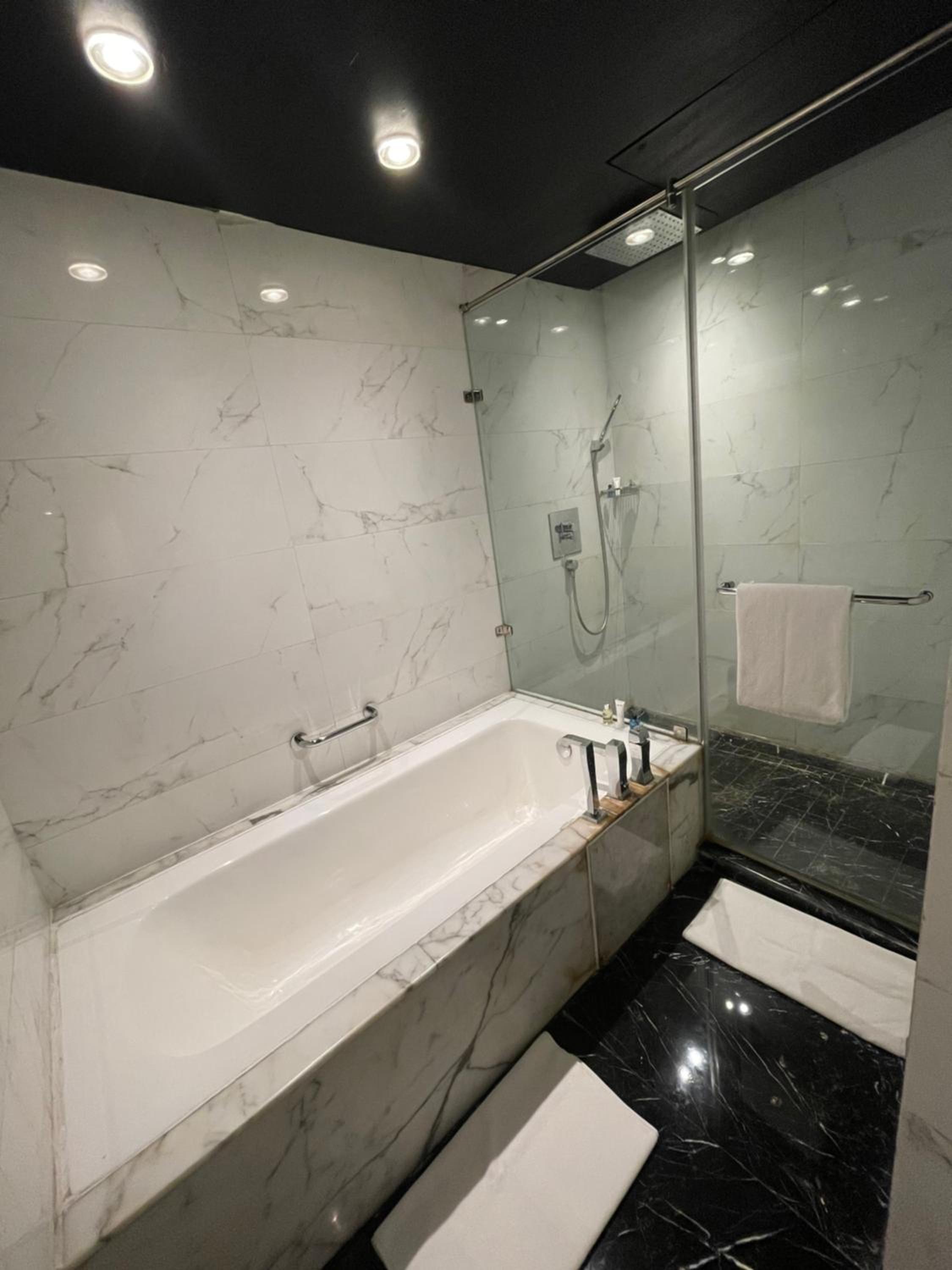 Junior Suite Room with Bathtub-Buy 1 get 1 @ORO and INR 1000 Credit Voucher - Photo 3