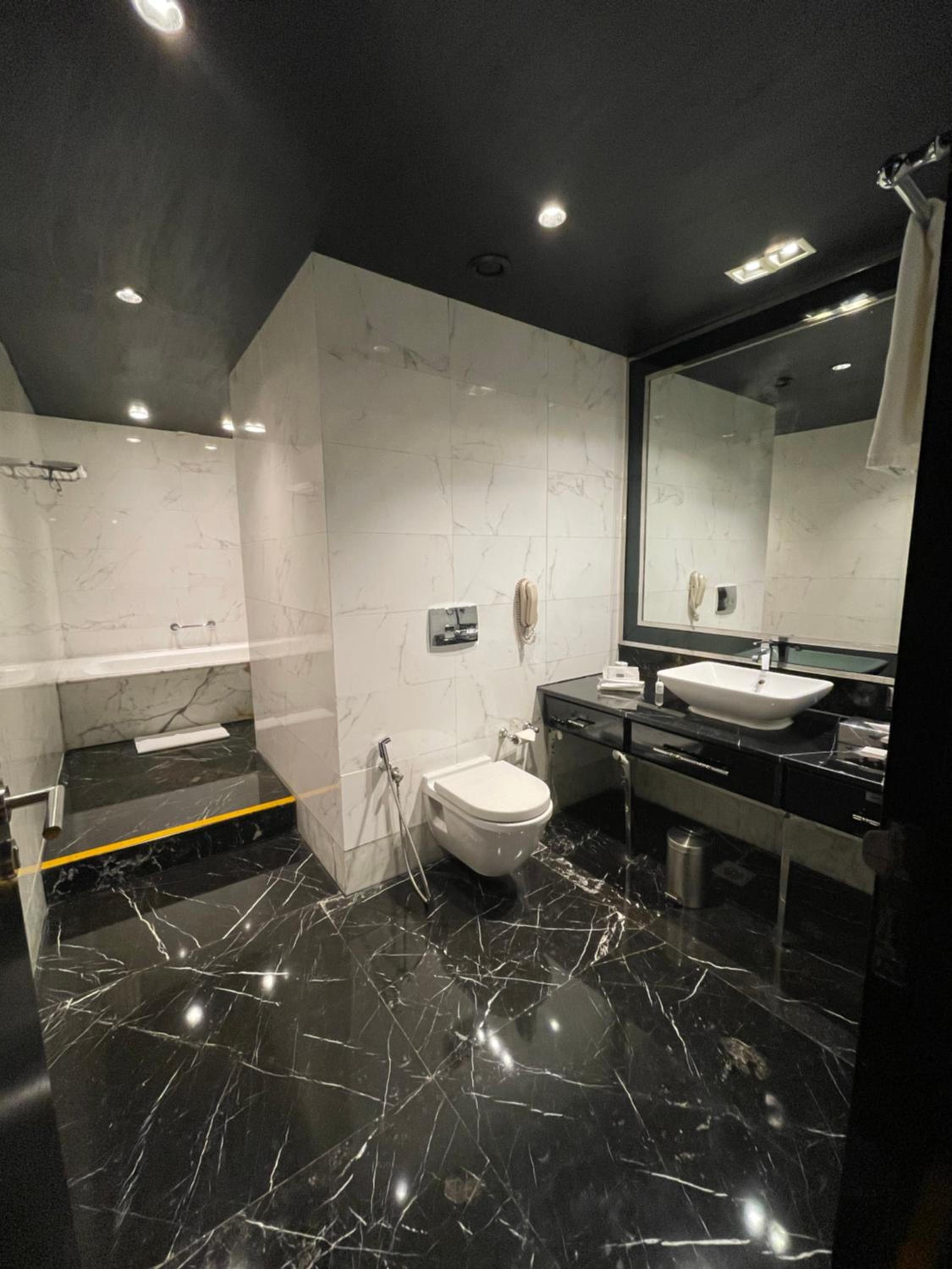 Junior Suite Room with Bathtub-Buy 1 get 1 @ORO and INR 1000 Credit Voucher - Photo 4