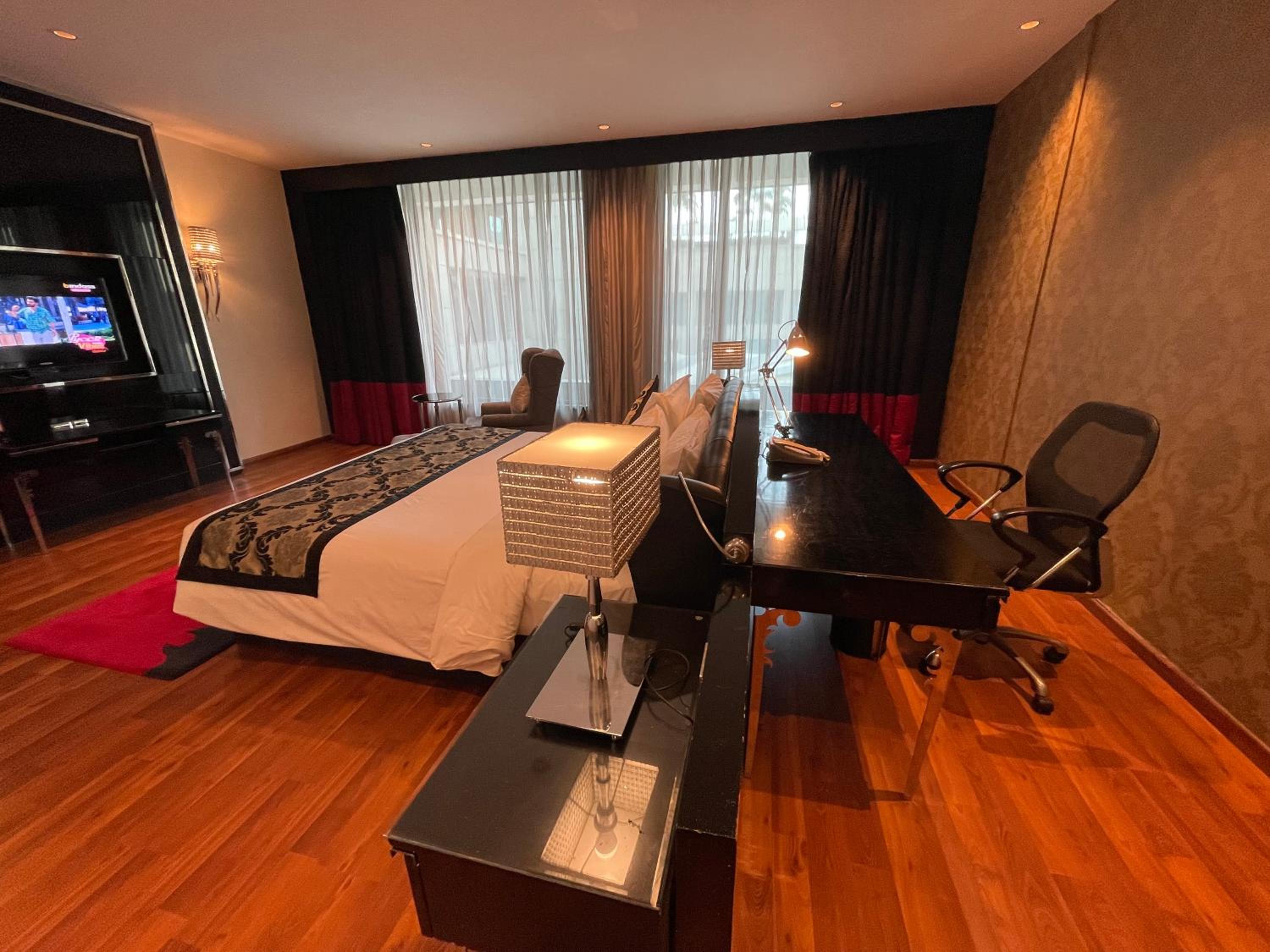Junior Suite Room with Bathtub-Buy 1 get 1 @ORO and INR 1000 Credit Voucher - Photo 5