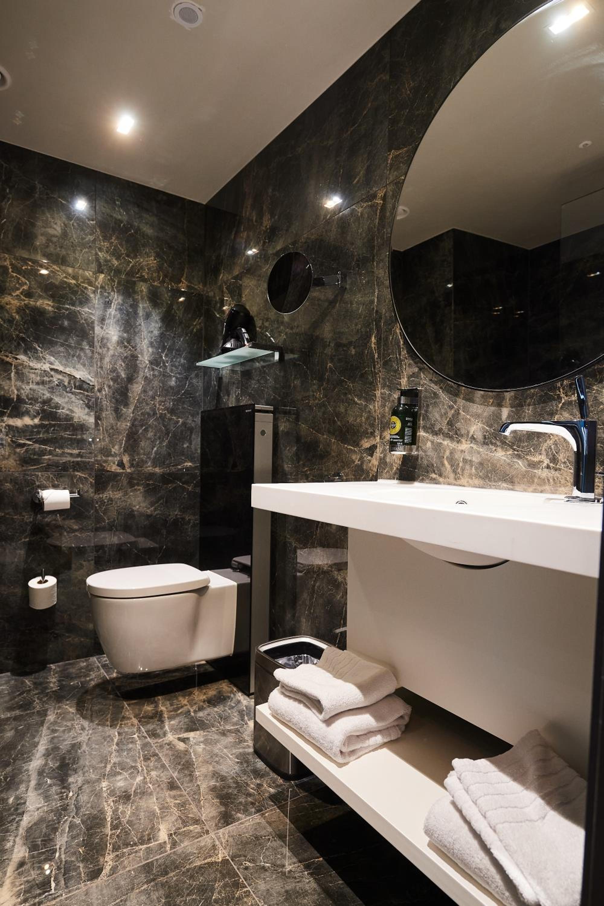 Double or Twin Room with Balcony - Photo 2