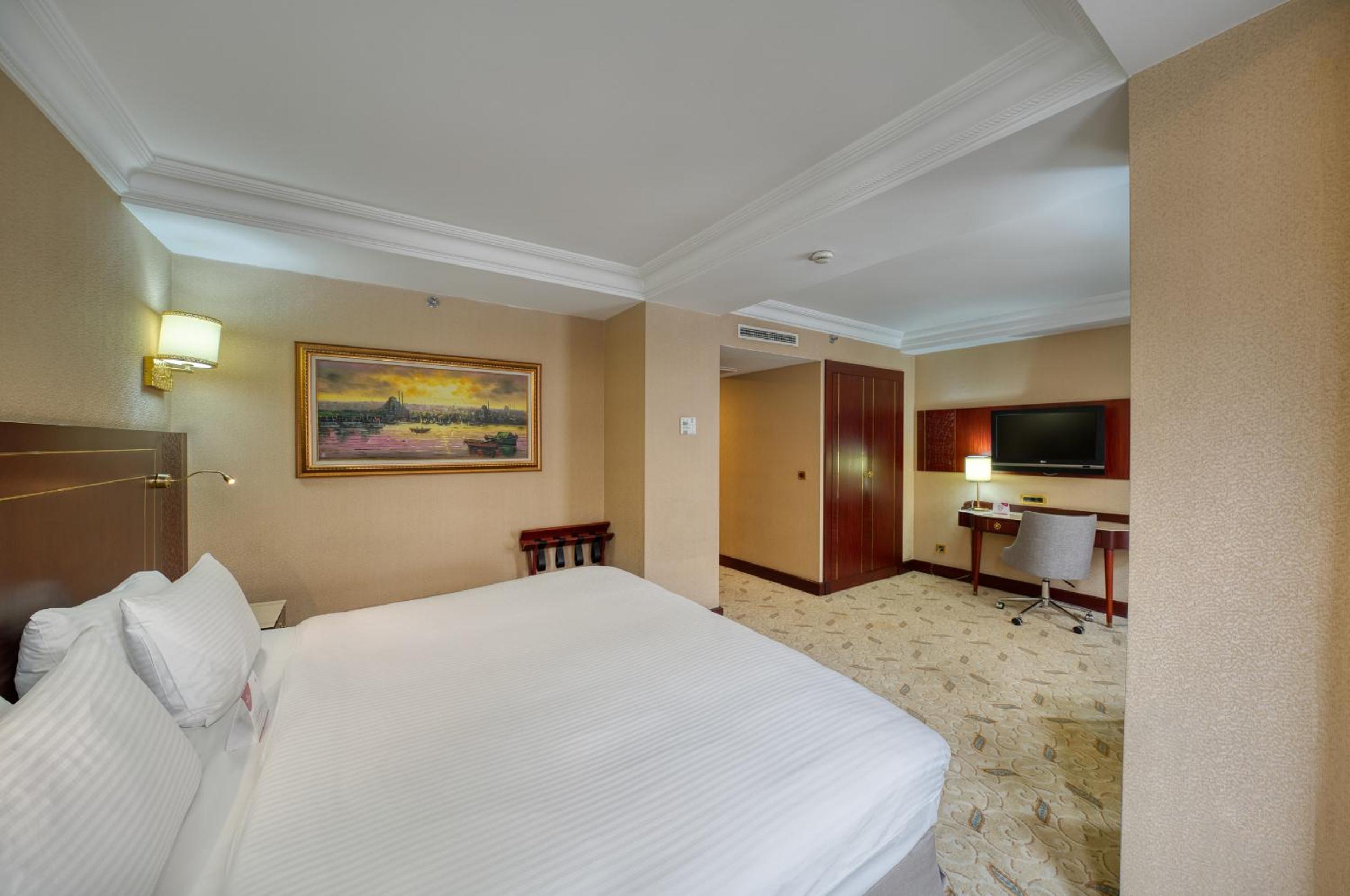 Premium King Room with Lounge Access - Smoking