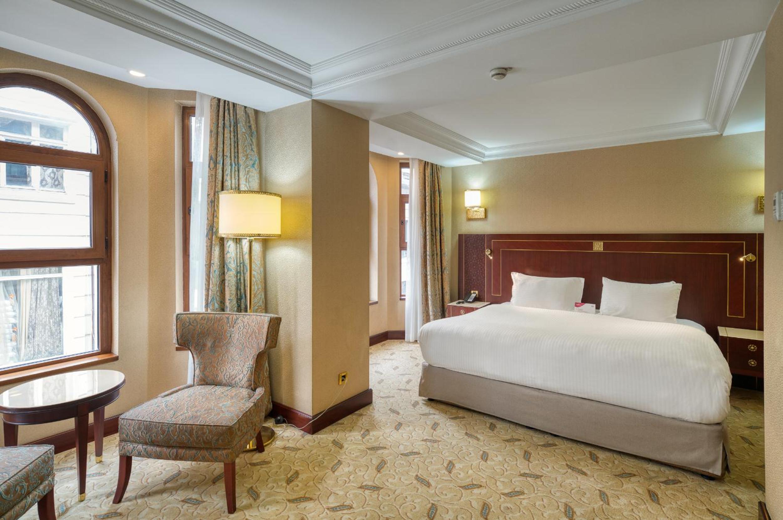 Premium King Room with Lounge Access - Smoking