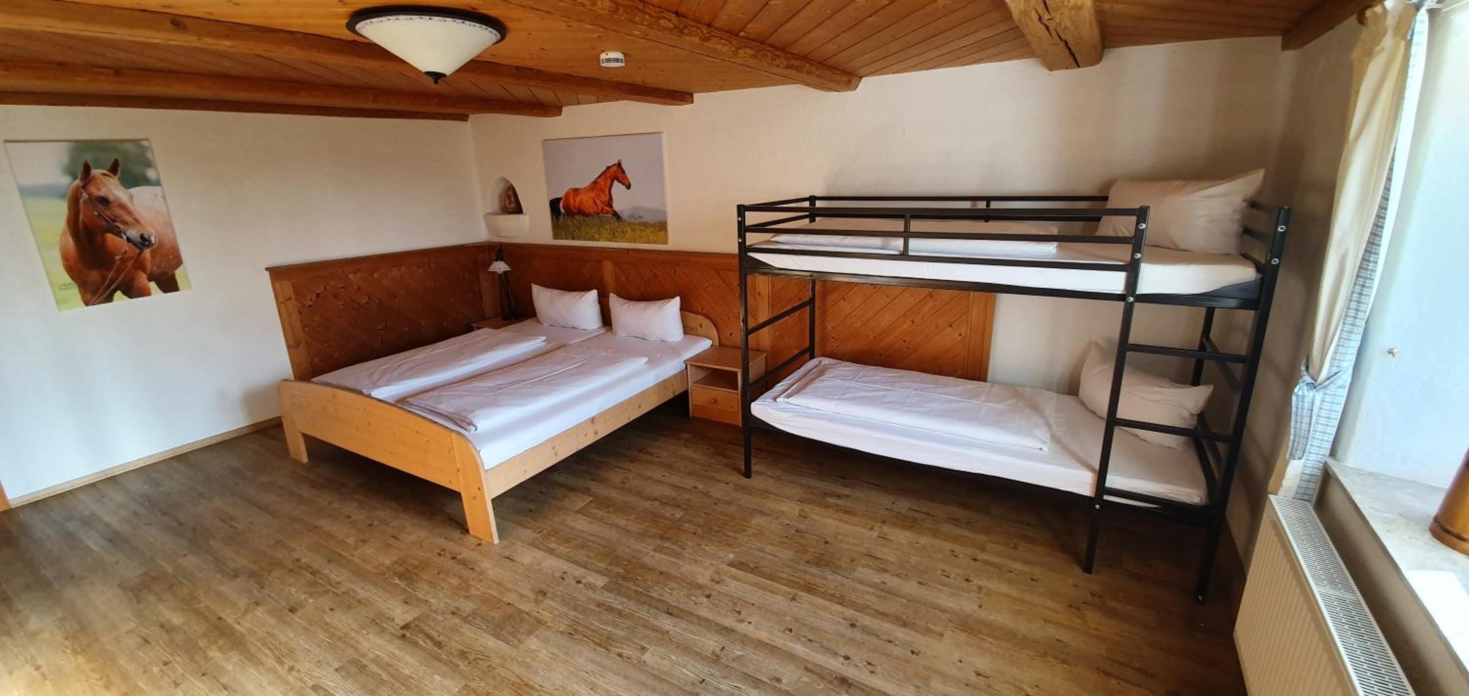 Quadruple Room with Shared Bathroom photo 2