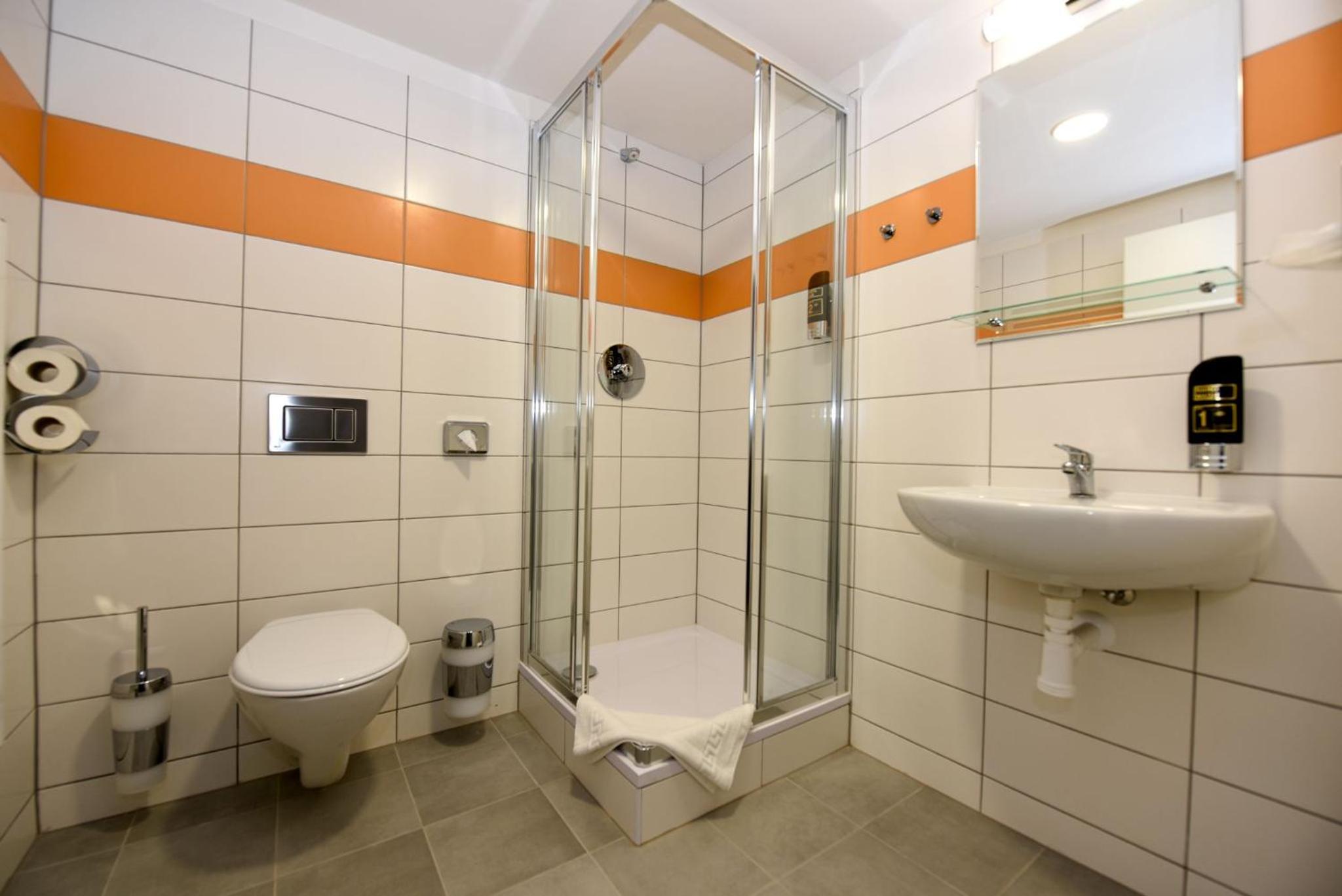 Double or Twin Room with Private Bathroom - Photo 5