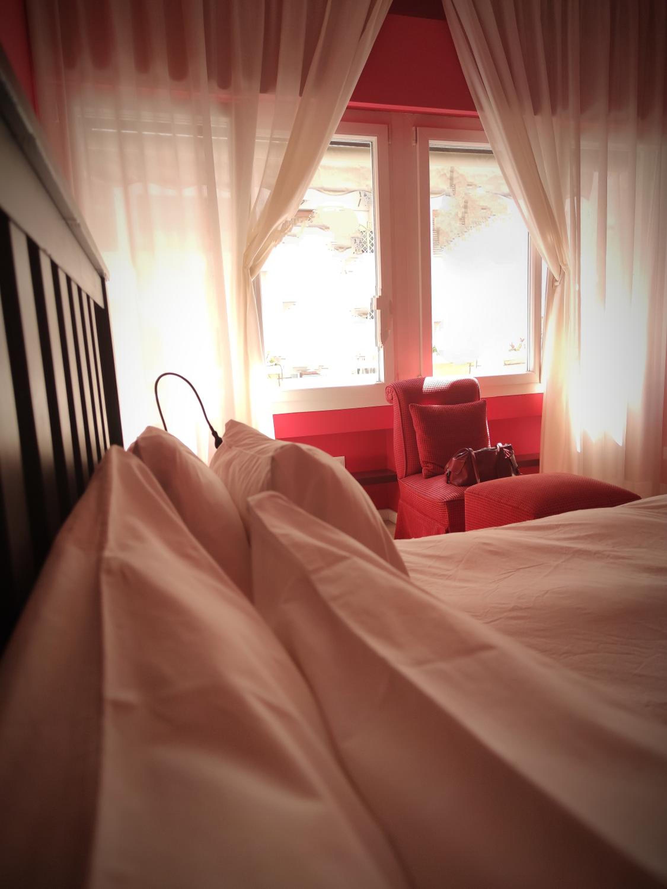 Large Double Room - Photo 2