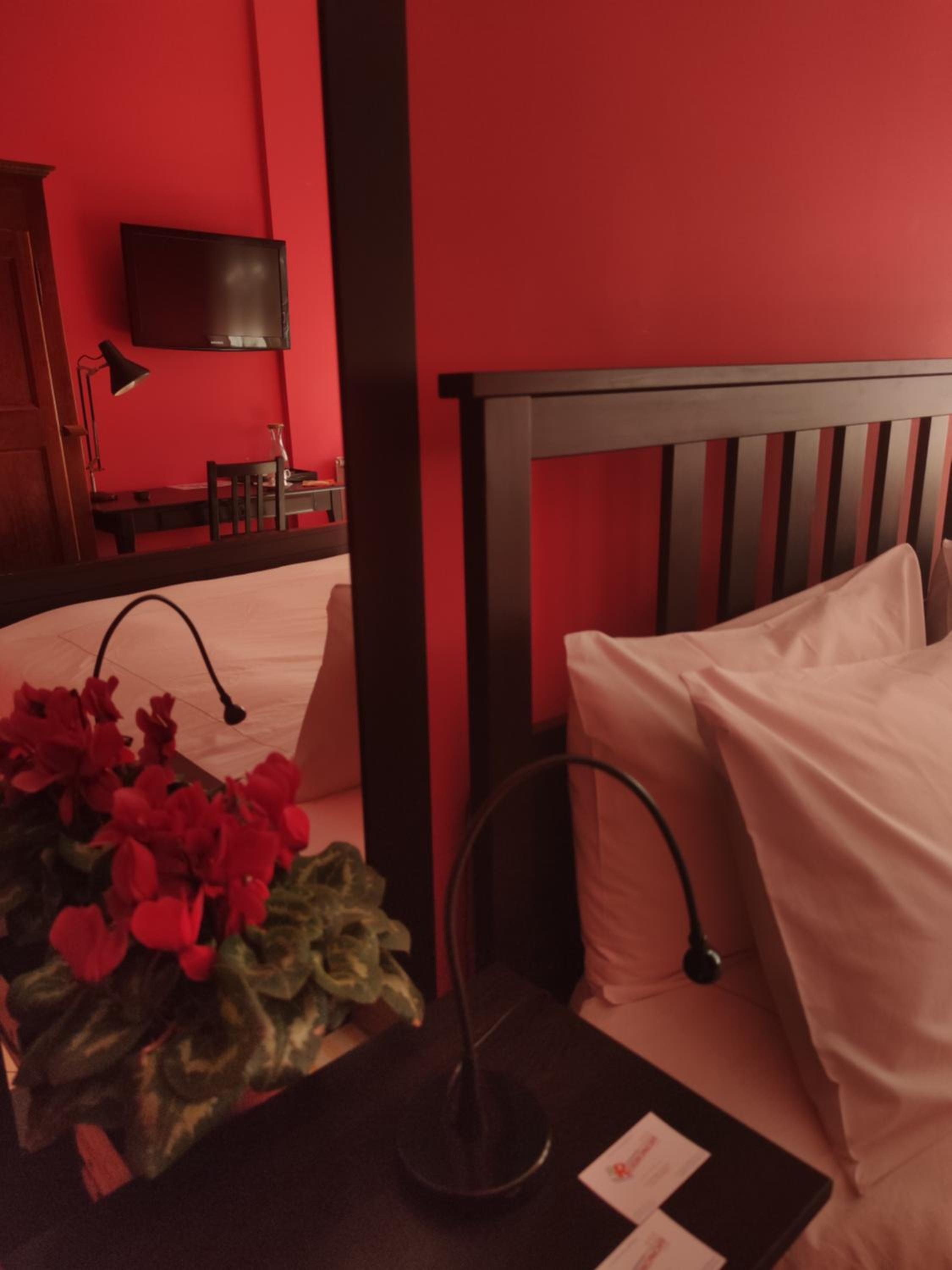 Large Double Room - Photo 3