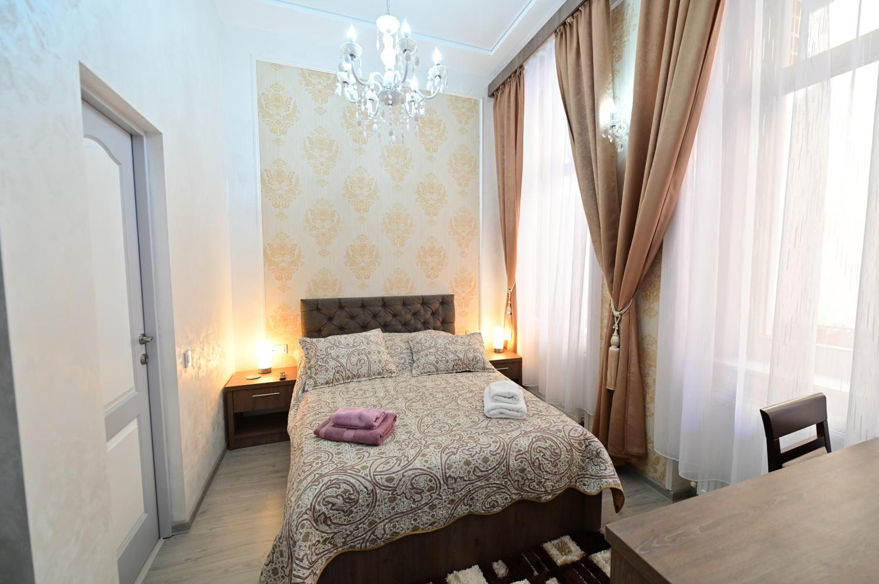 Studio Apartment - Photo 1