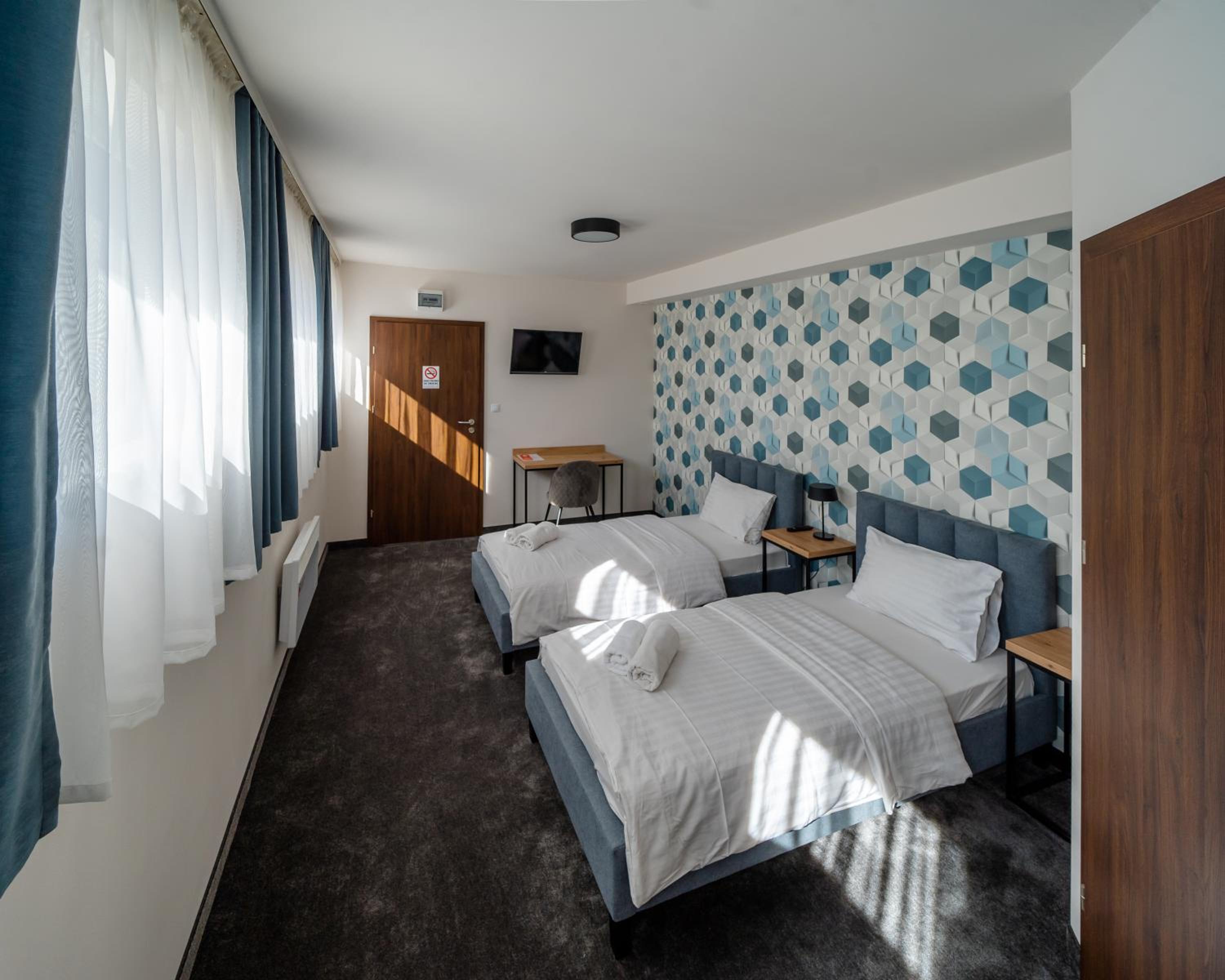 Twin Room - Photo 12