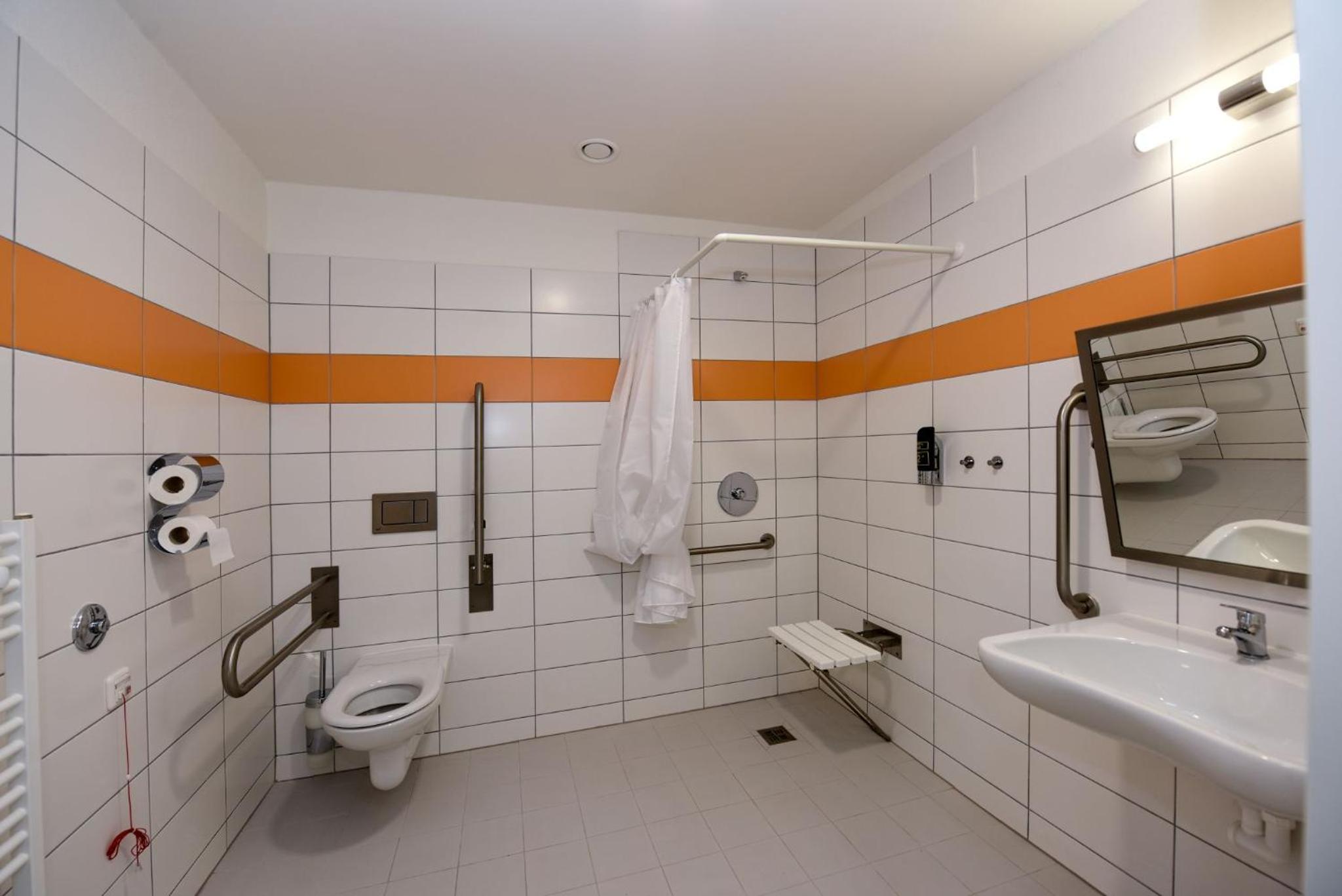 Double or Twin Room with Private Bathroom - Photo 2