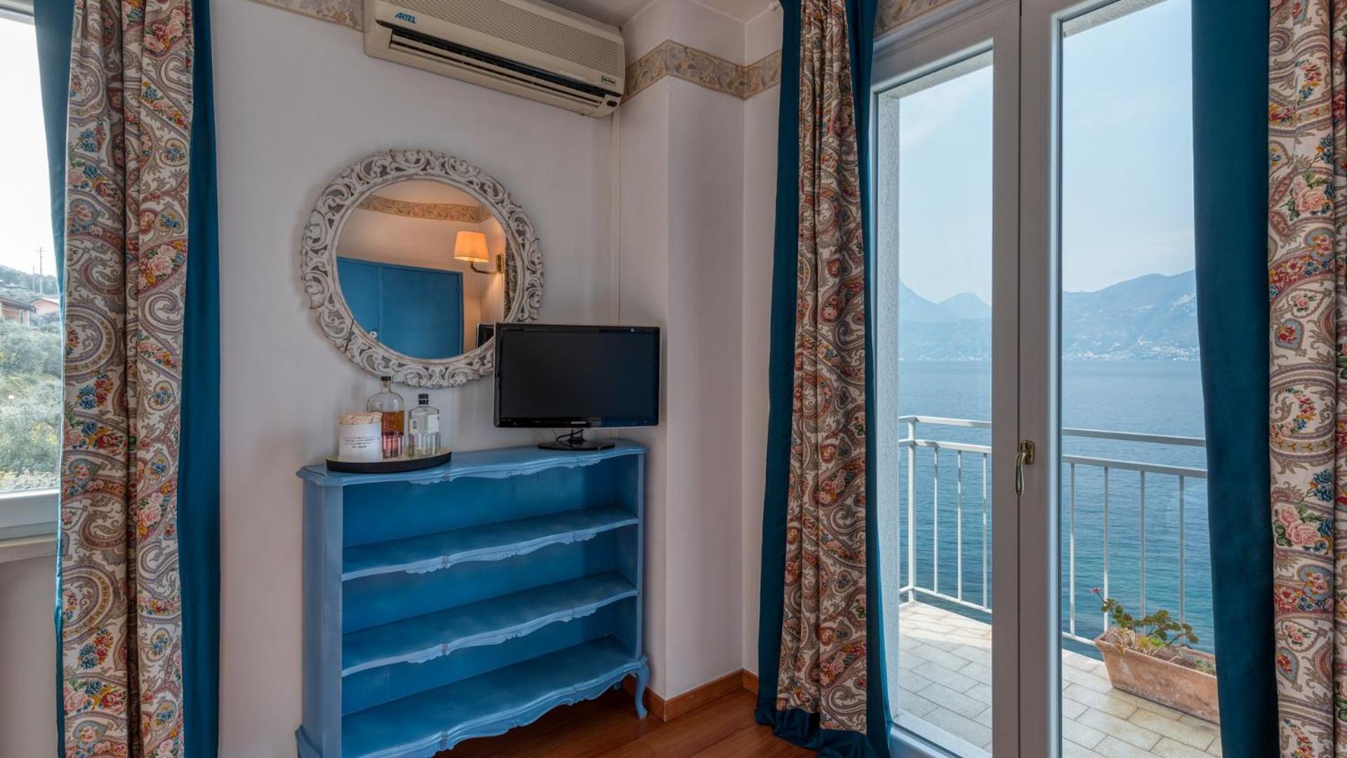 Double Room with Balcony photo 2