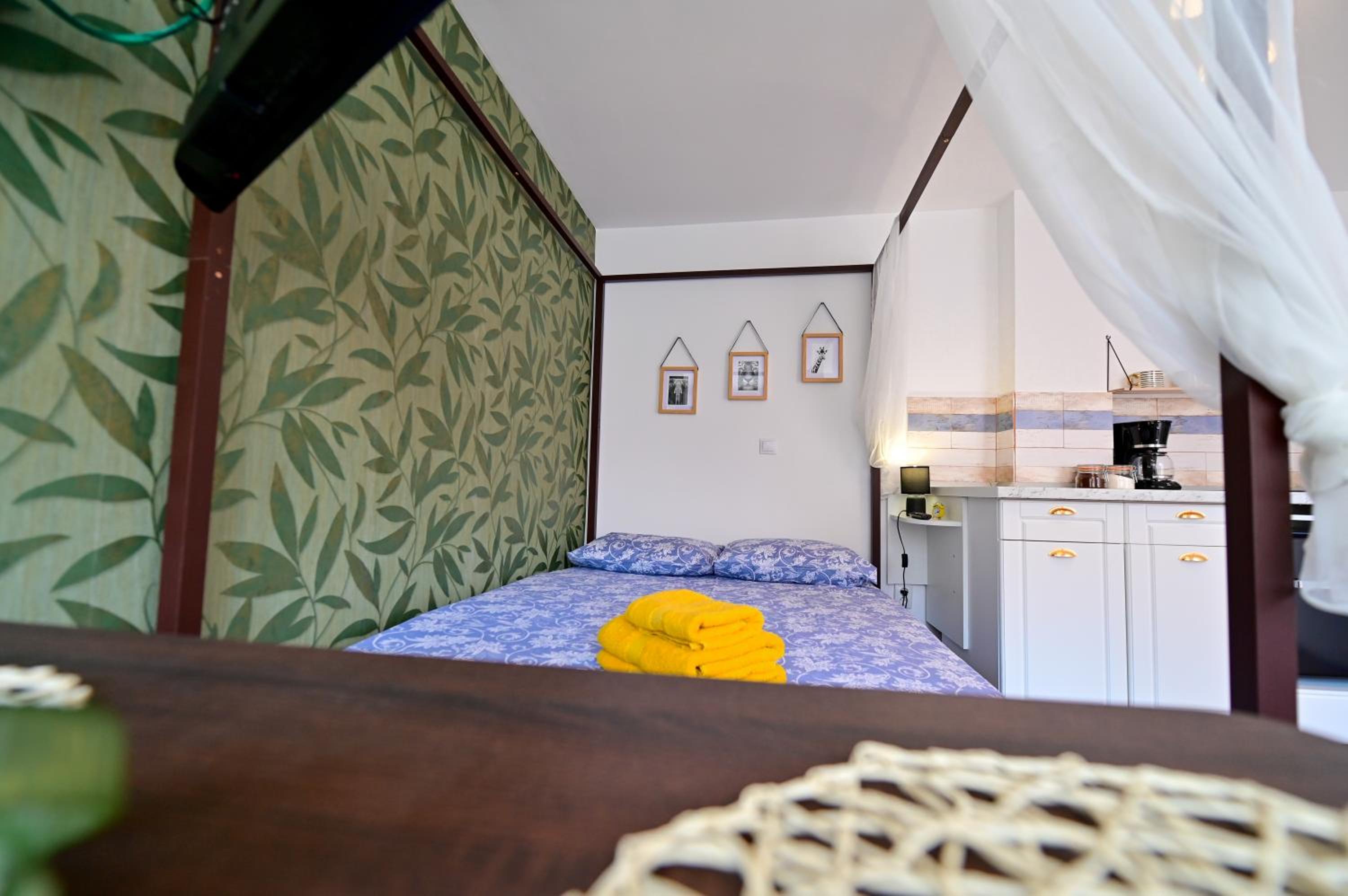 Family Room with Garden View - Photo 12