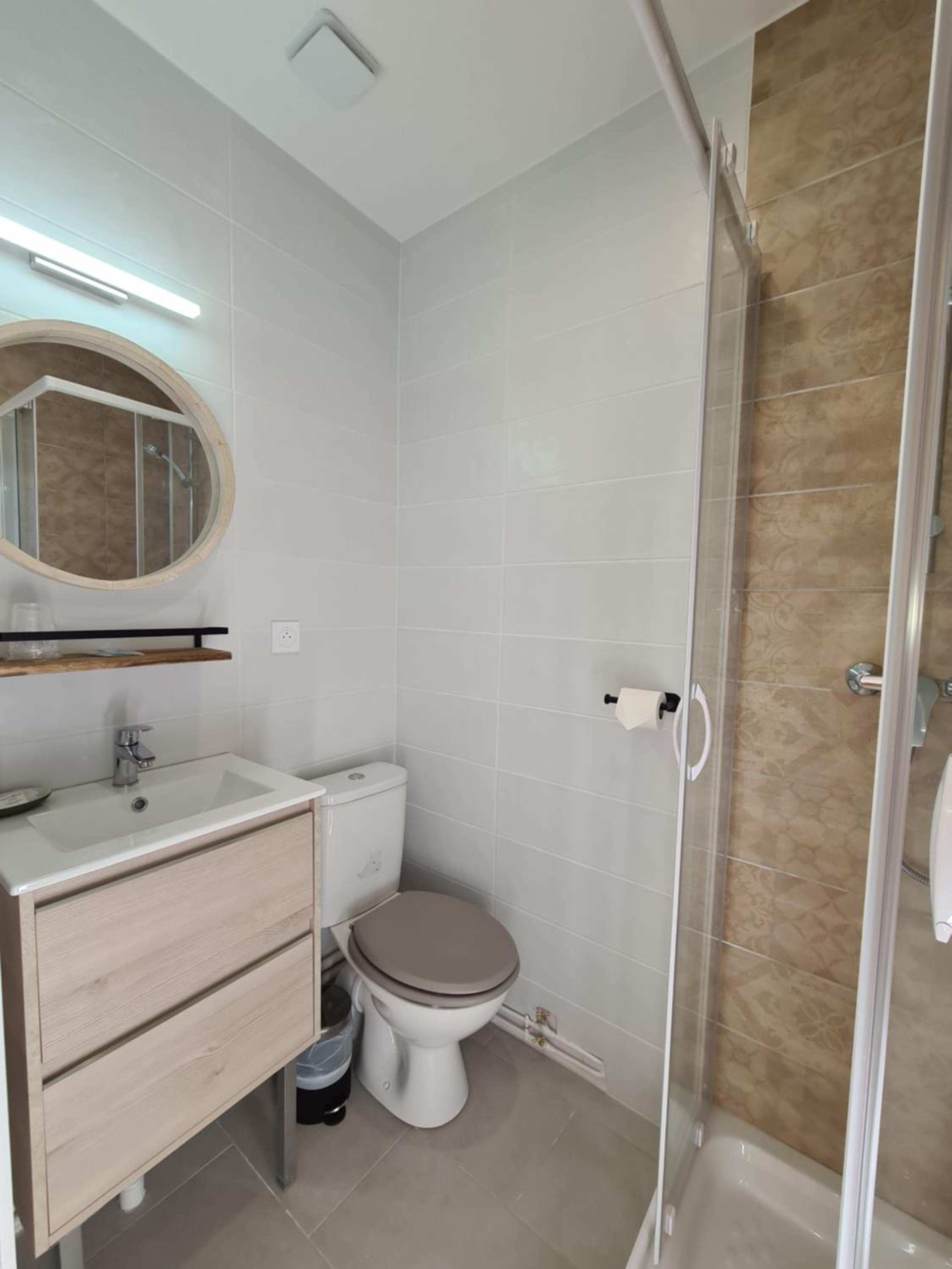 Double Room with Shower - Photo 10