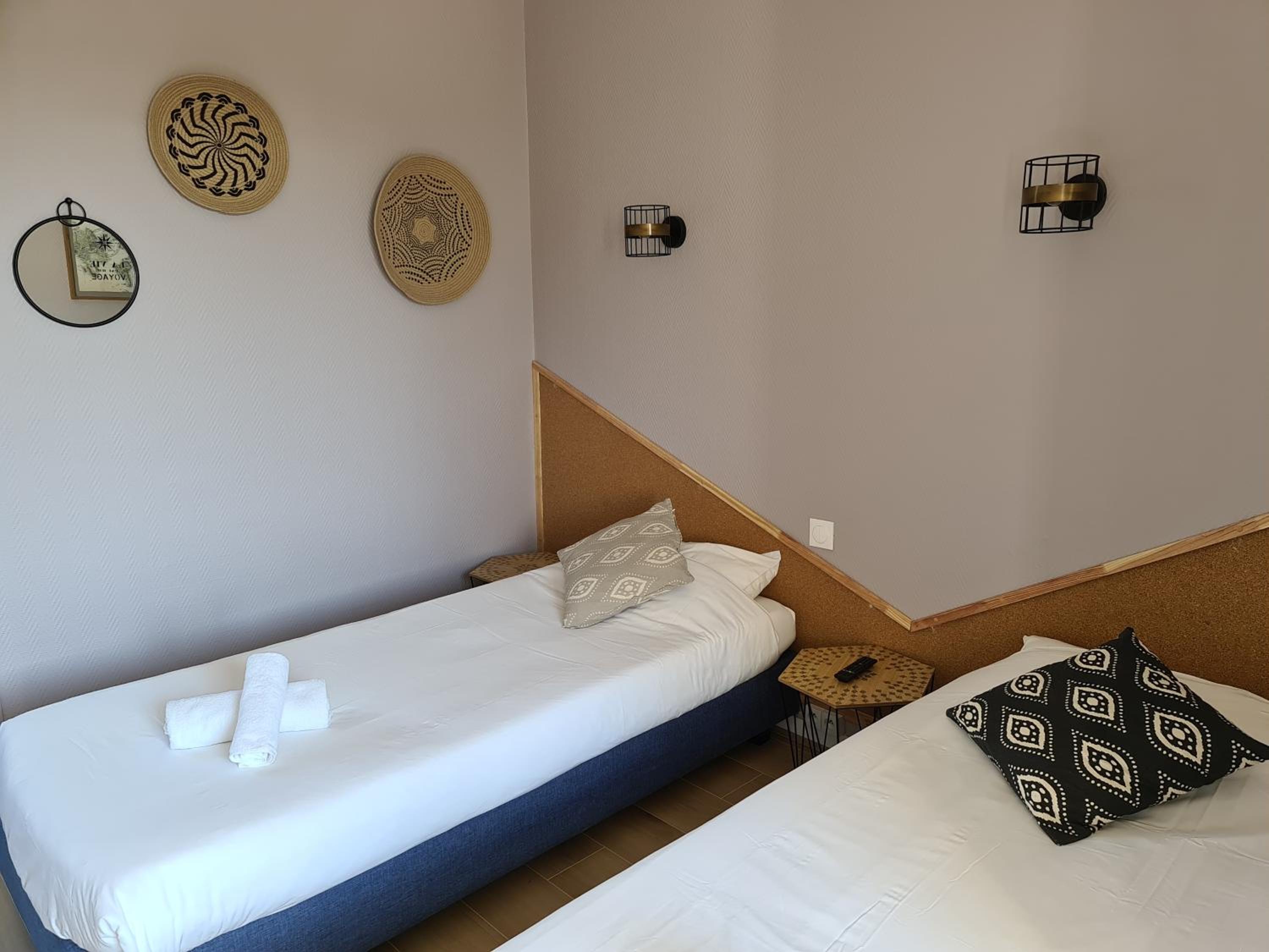 Twin Room - Photo 8
