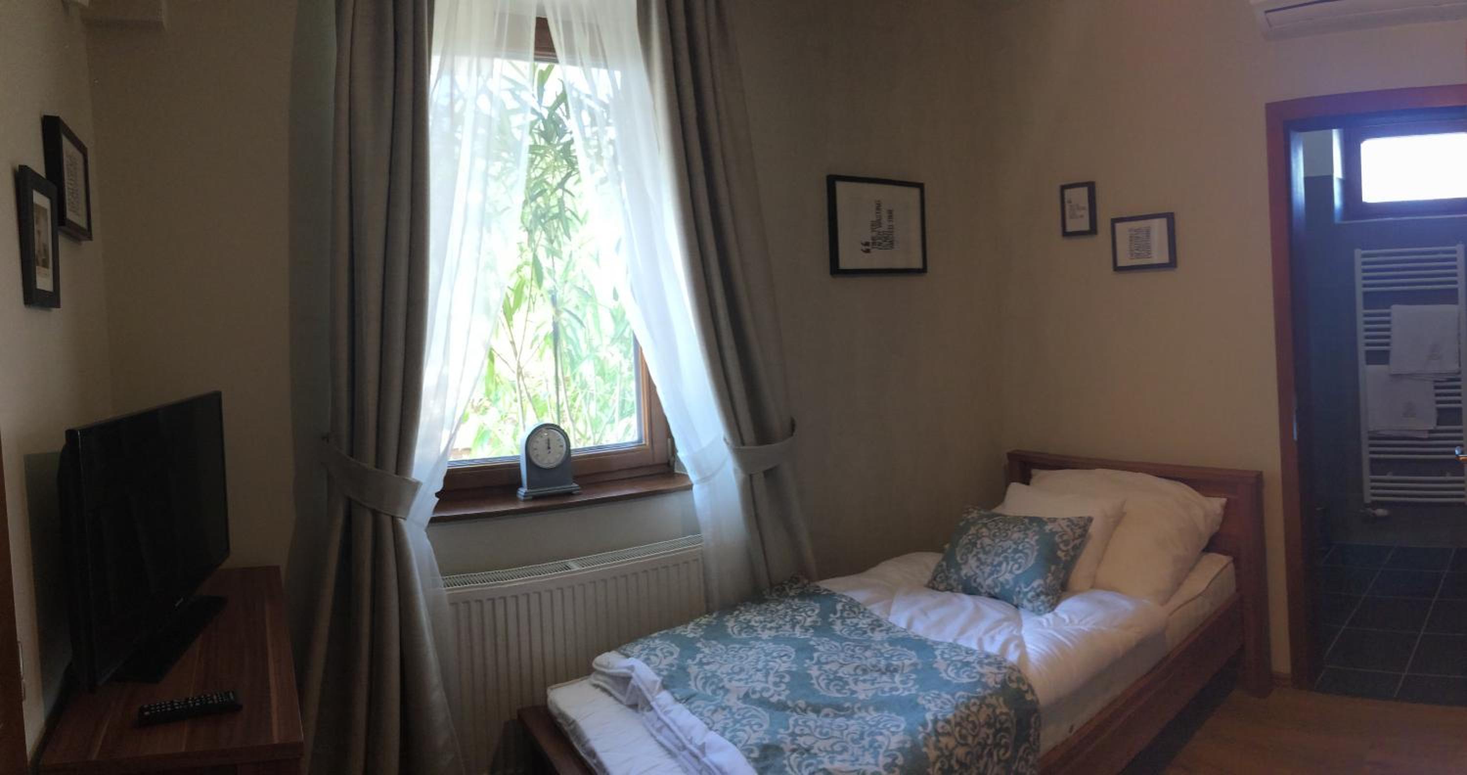 Twin Room with Bathroom photo 1