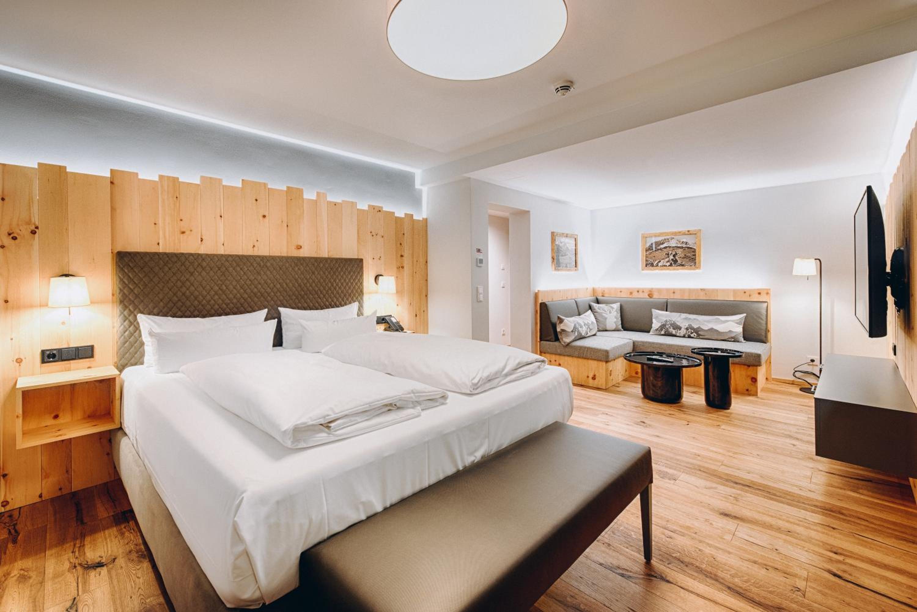 Obermühle 4*S Boutique Resort, Zimmer mit Kingsize-Bett und Balkon