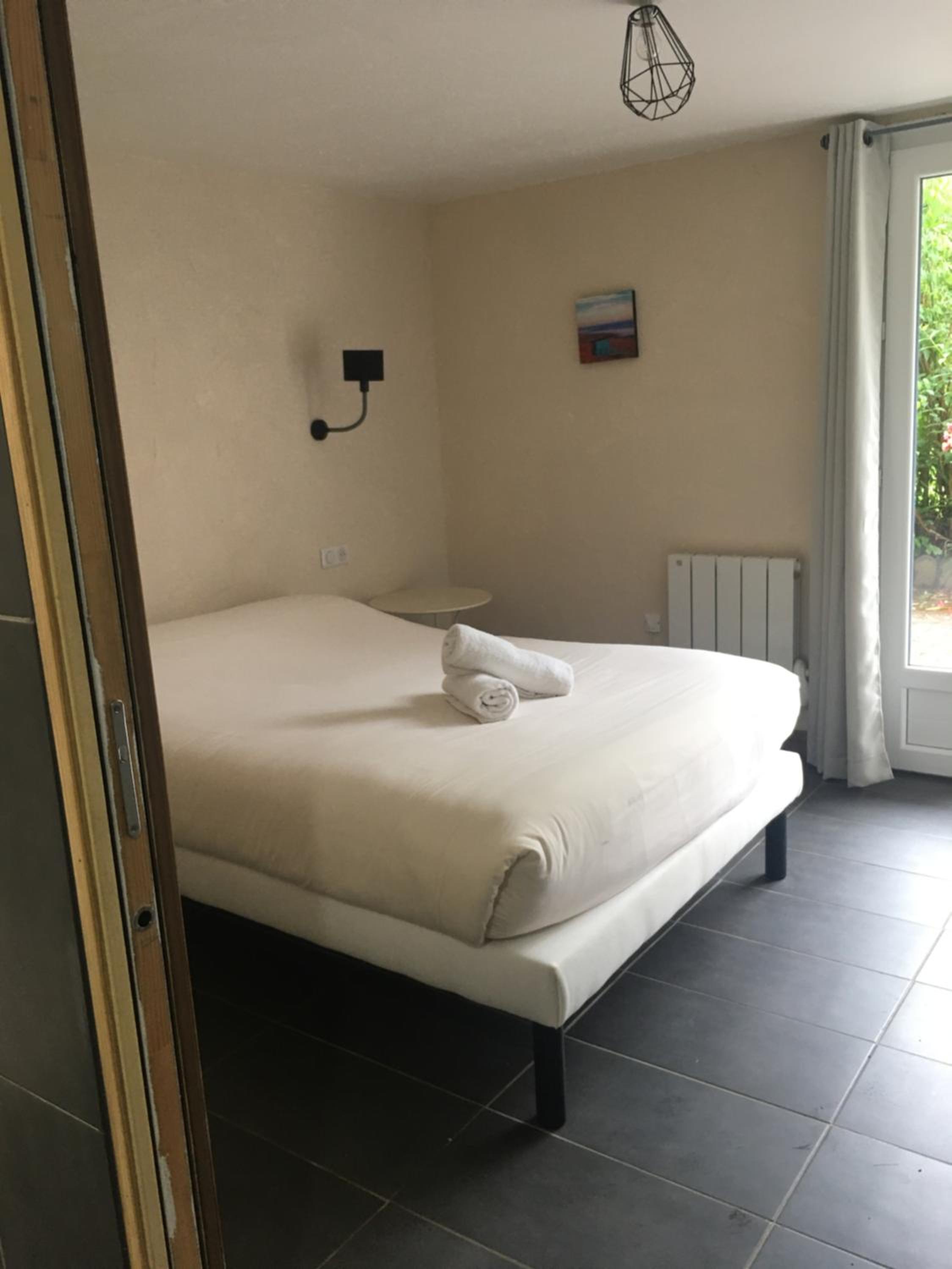 Double Room with Shower - Photo 8