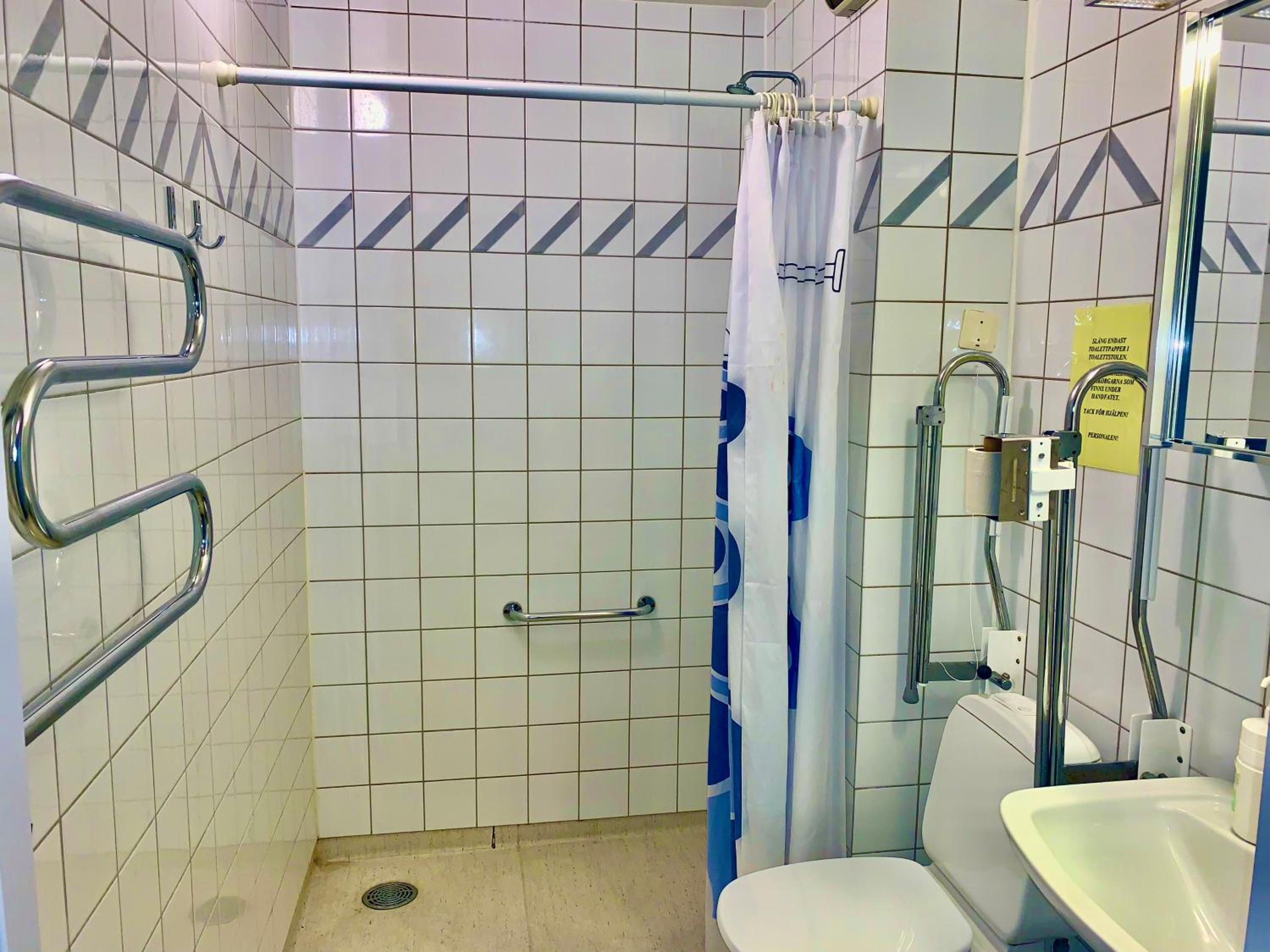 Twin Room with Shower - Photo 3
