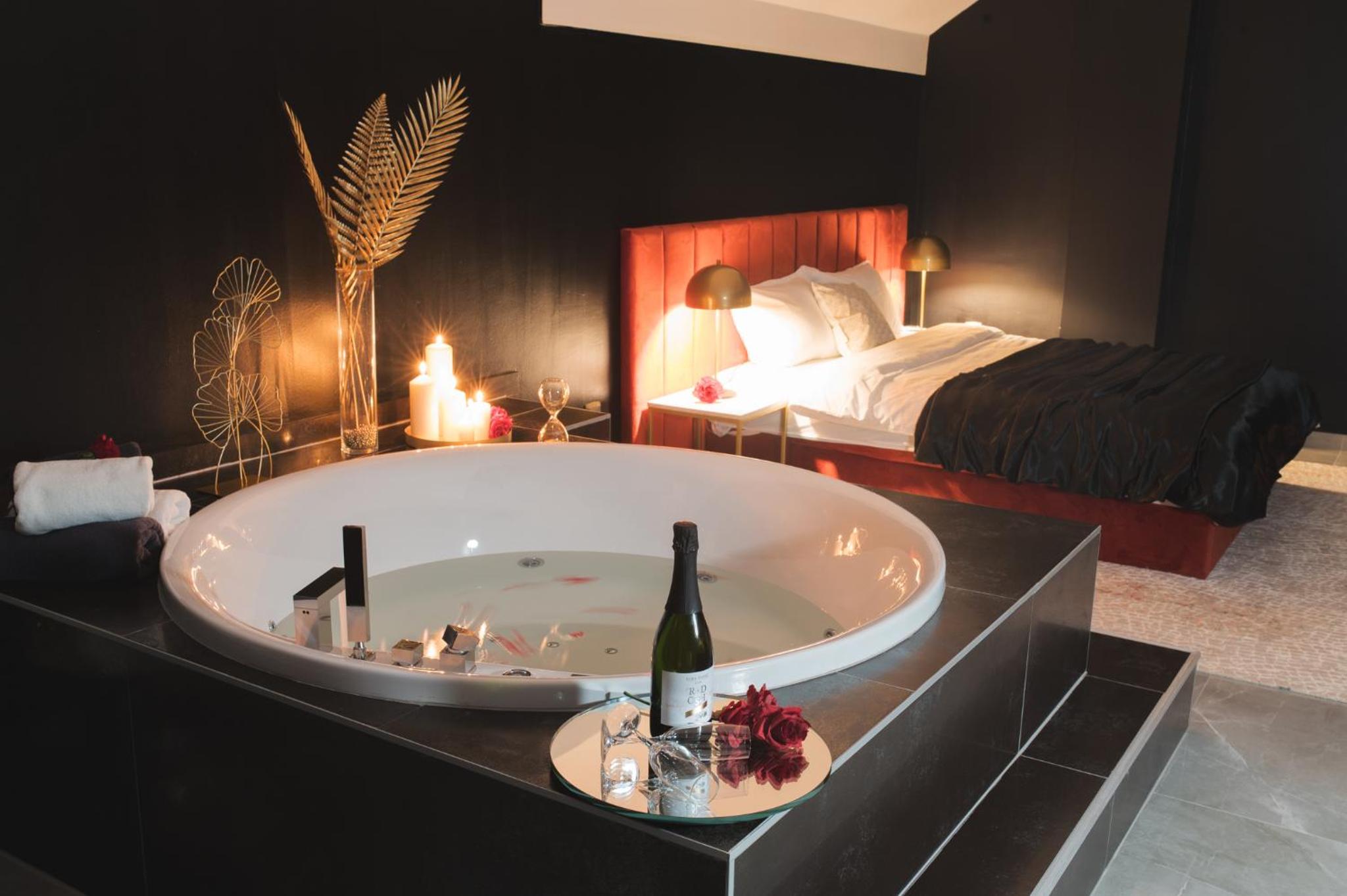 Deluxe King Room - Photo 1